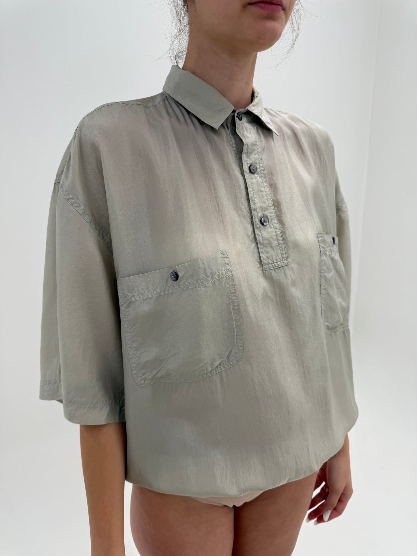 Top vintage polo warm gray din mătase naturală în croi retro modern