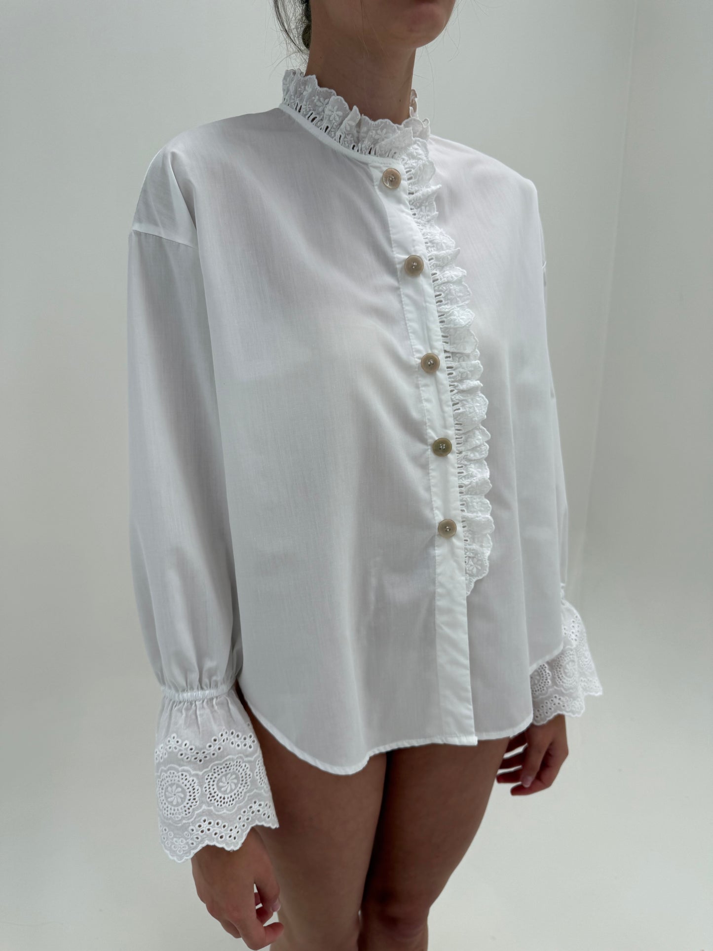 Cămașa din poplin premium cu inserții de dantelă și broderie în croi oversized