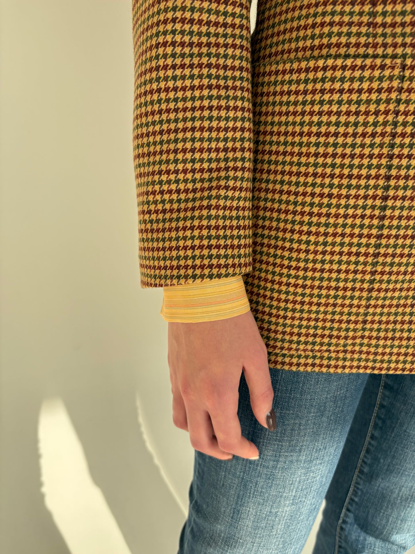 Sacou camel cu închidere dublă în carouri din tweed moale de lana