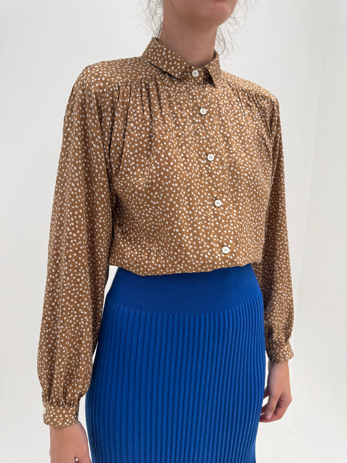Cămașa vintage cu Bambi print super în trend cu bust drapat