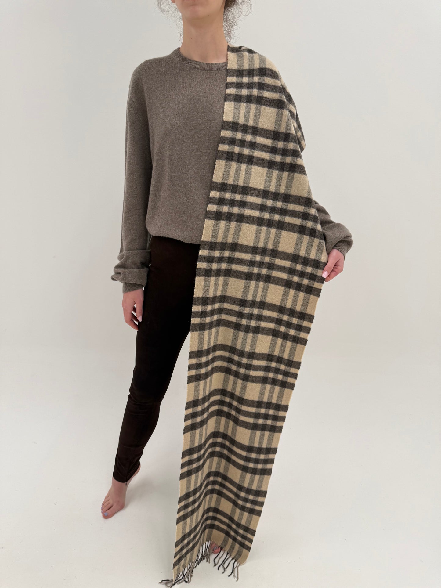 Fular XL în carouri nude și chocolate brown din lana extrafina și cașmir