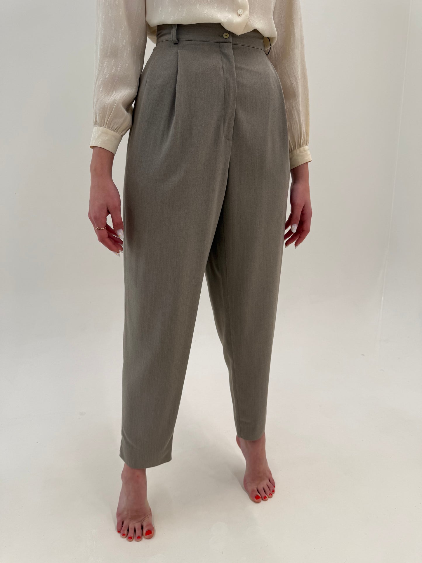 Pantaloni cu talie ultra înaltă și pense warm gray din stofita de vară