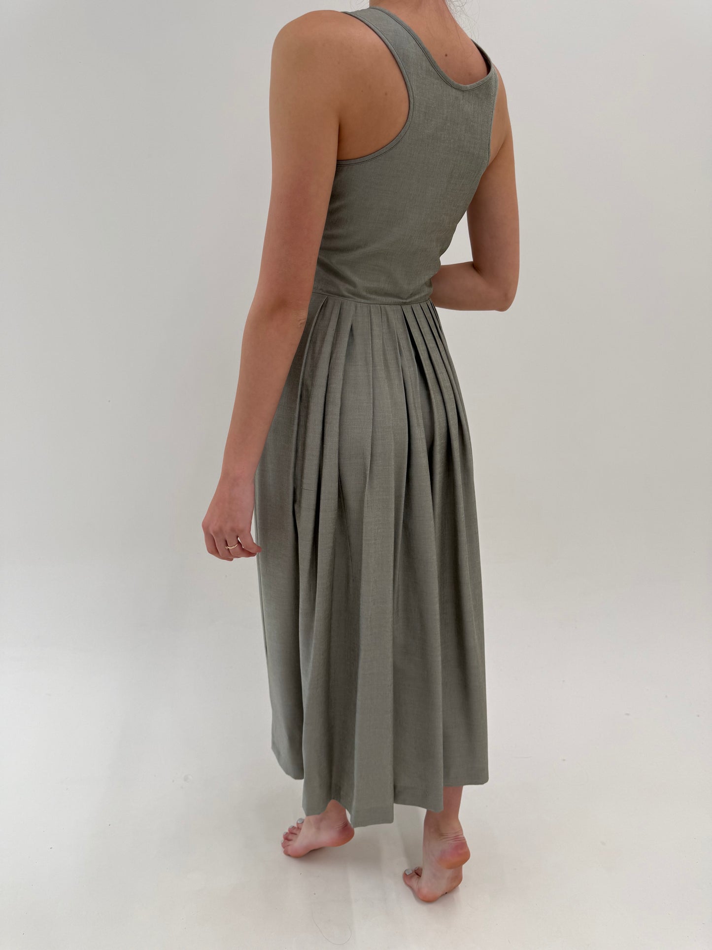 Rochie maxi cu corsaj și buzunare Sage green din panzica extrem de fină