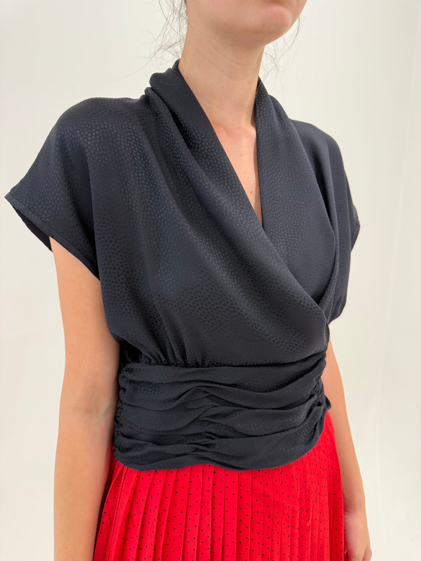 Top negru de designer italian în croi petrecut din mătase naturală de la zi la seară