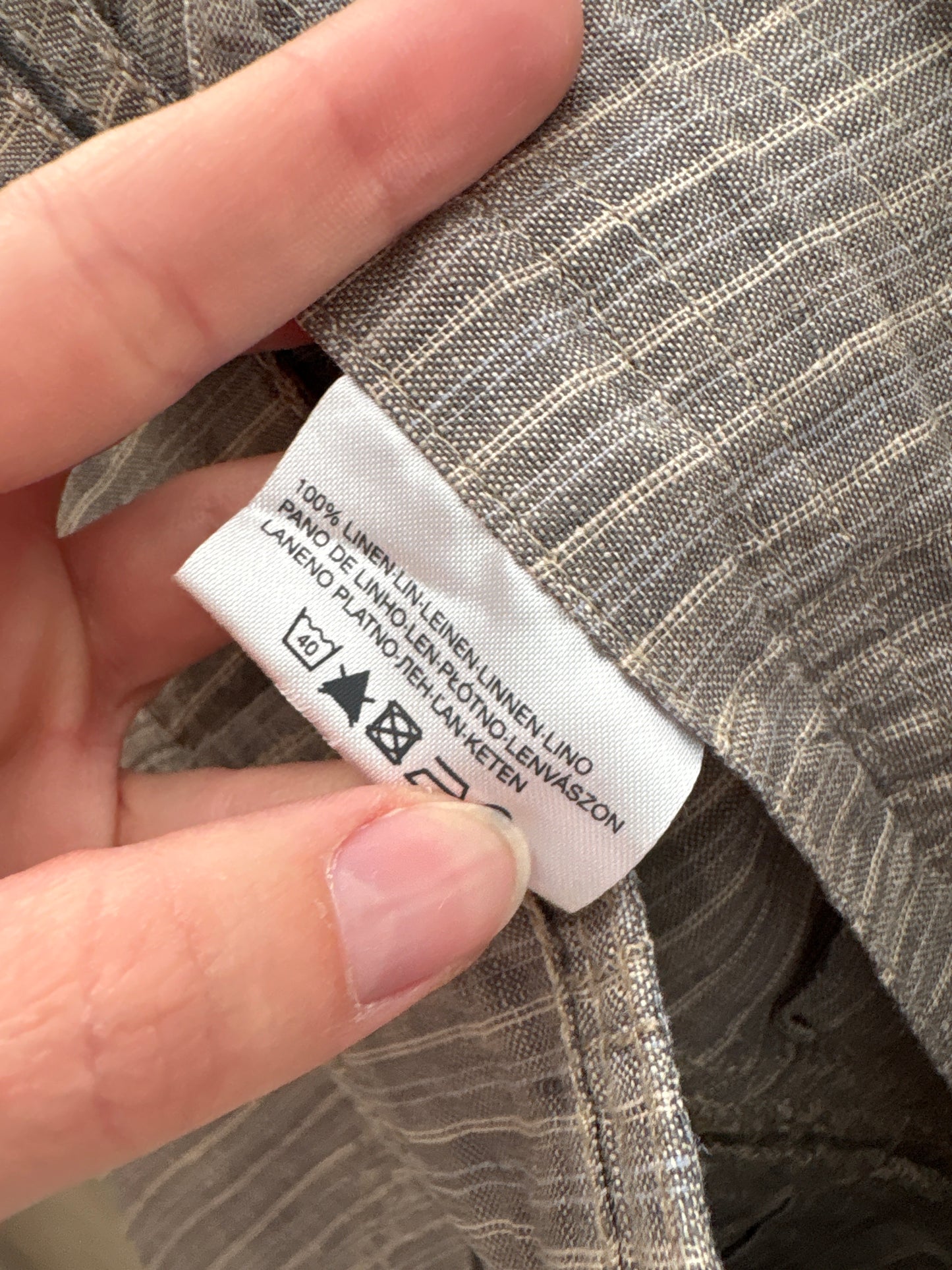 Pantaloni tall warm gray din pânză de in cu pense și dungi fine verticale