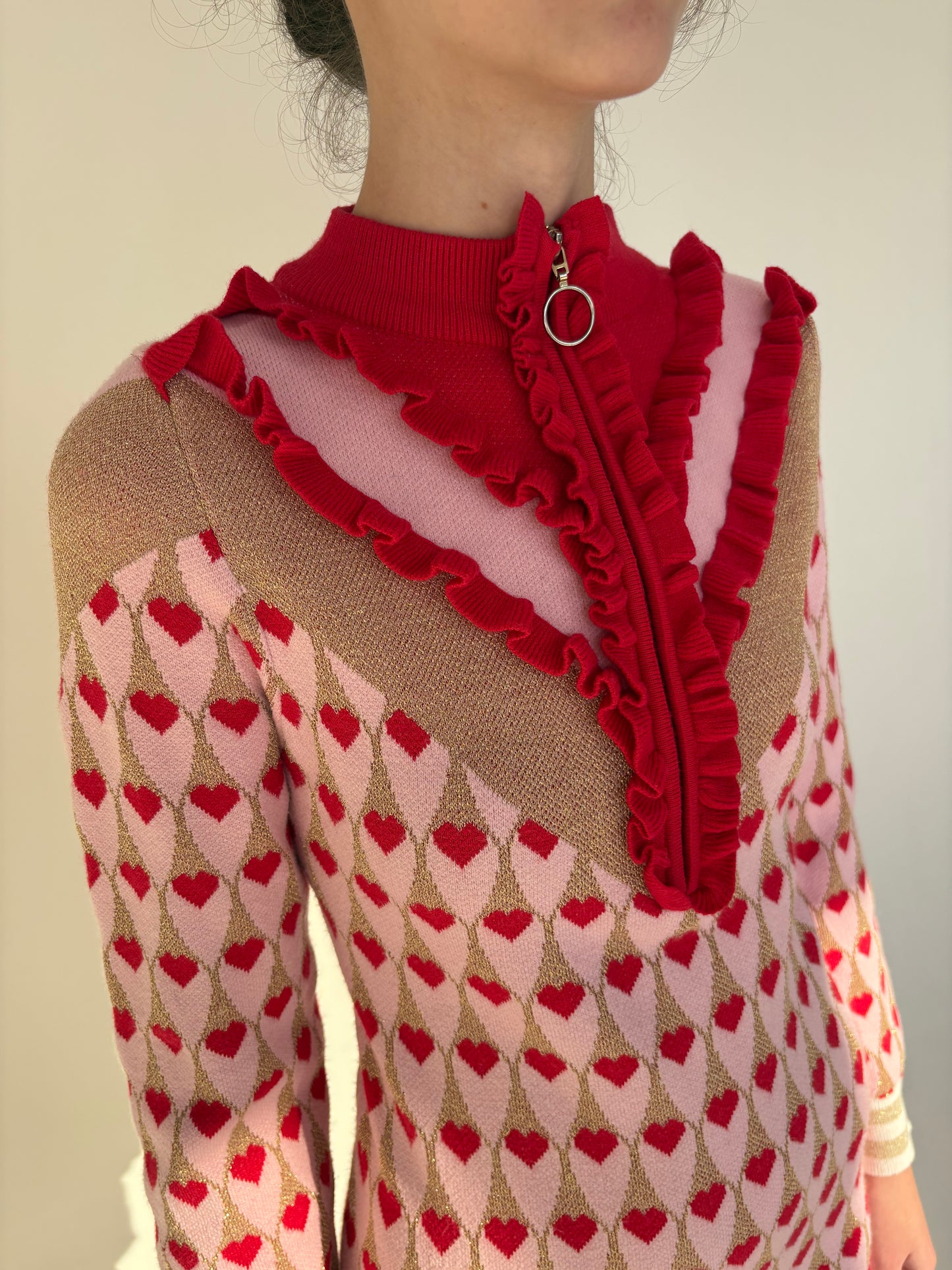 Rochie maximalista powder pink din jerse plin cu print auriu și roșu