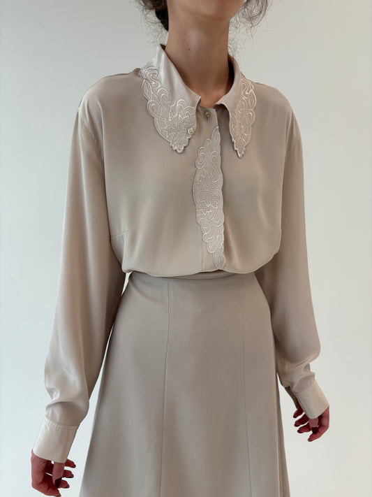 Cămașa vintage petite light nude ușor satinata cu broderie