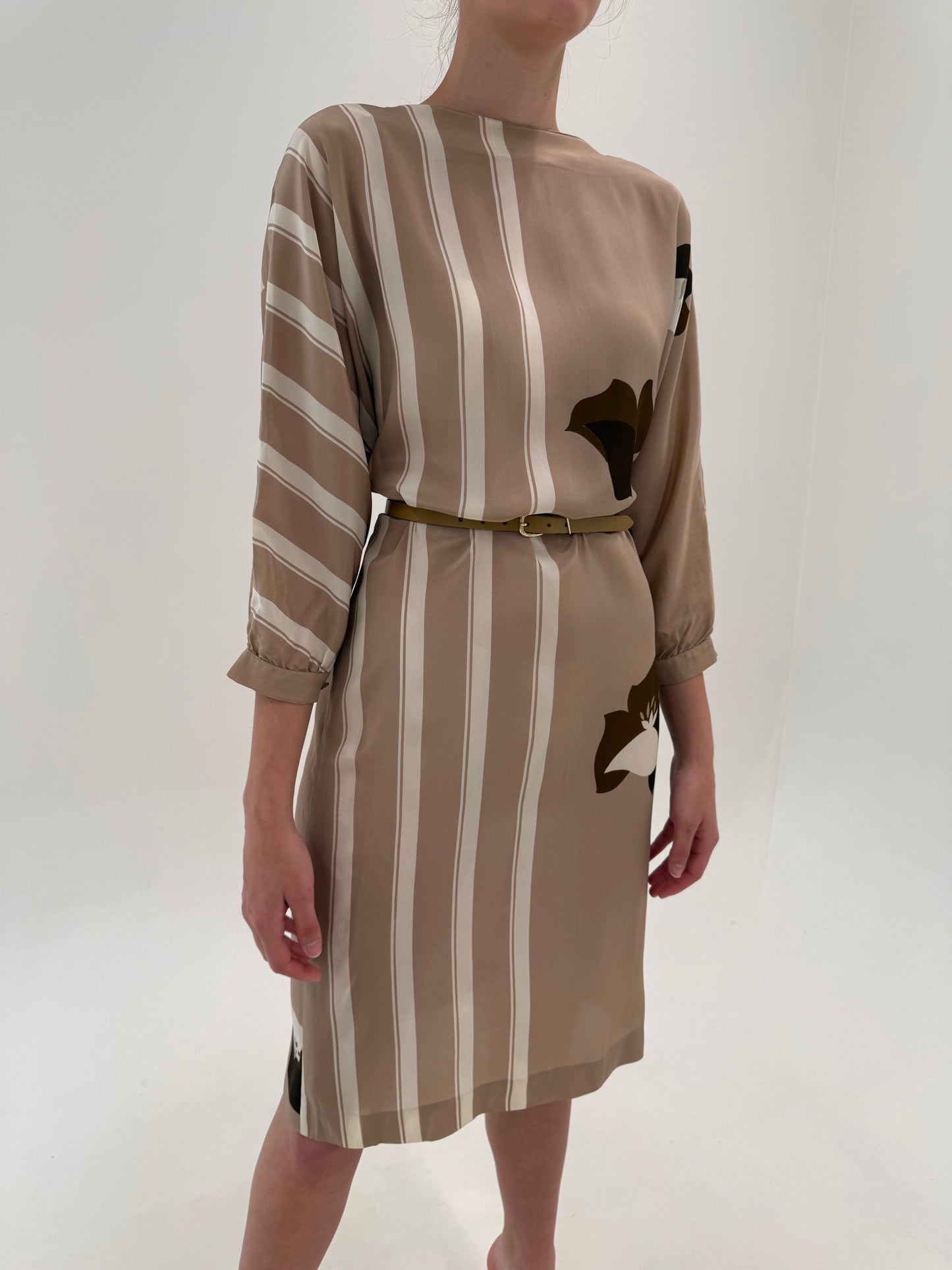 Rochie vintage camel din mătase naturală în croi retro modern