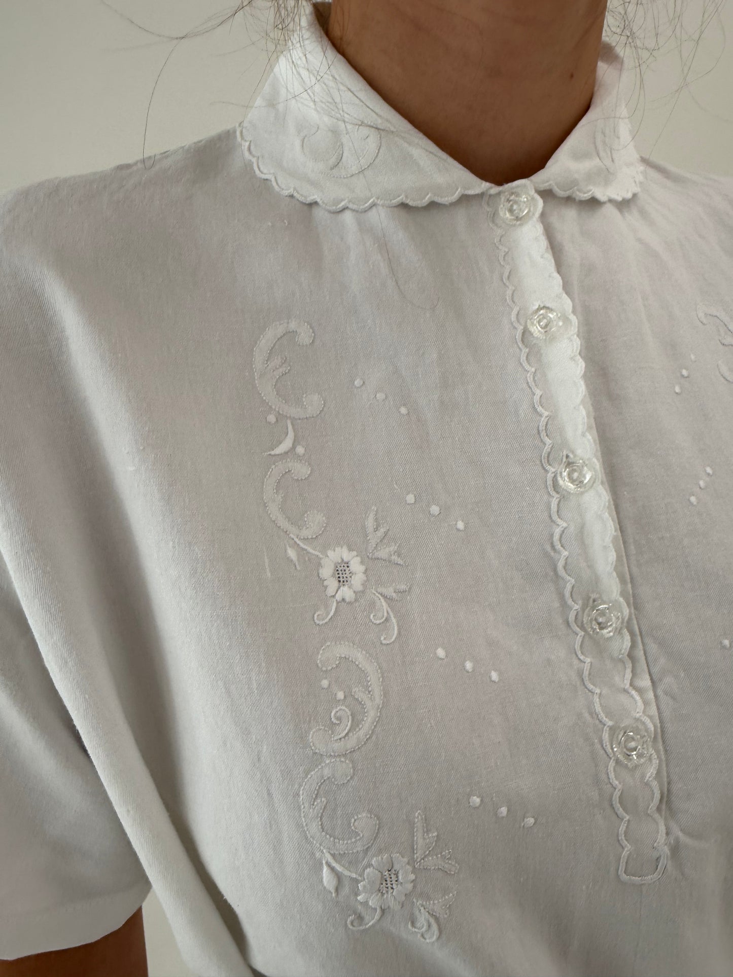 Rochie maxi bijuterie din in excepțional cu broderie manuală delicată și cordon lat