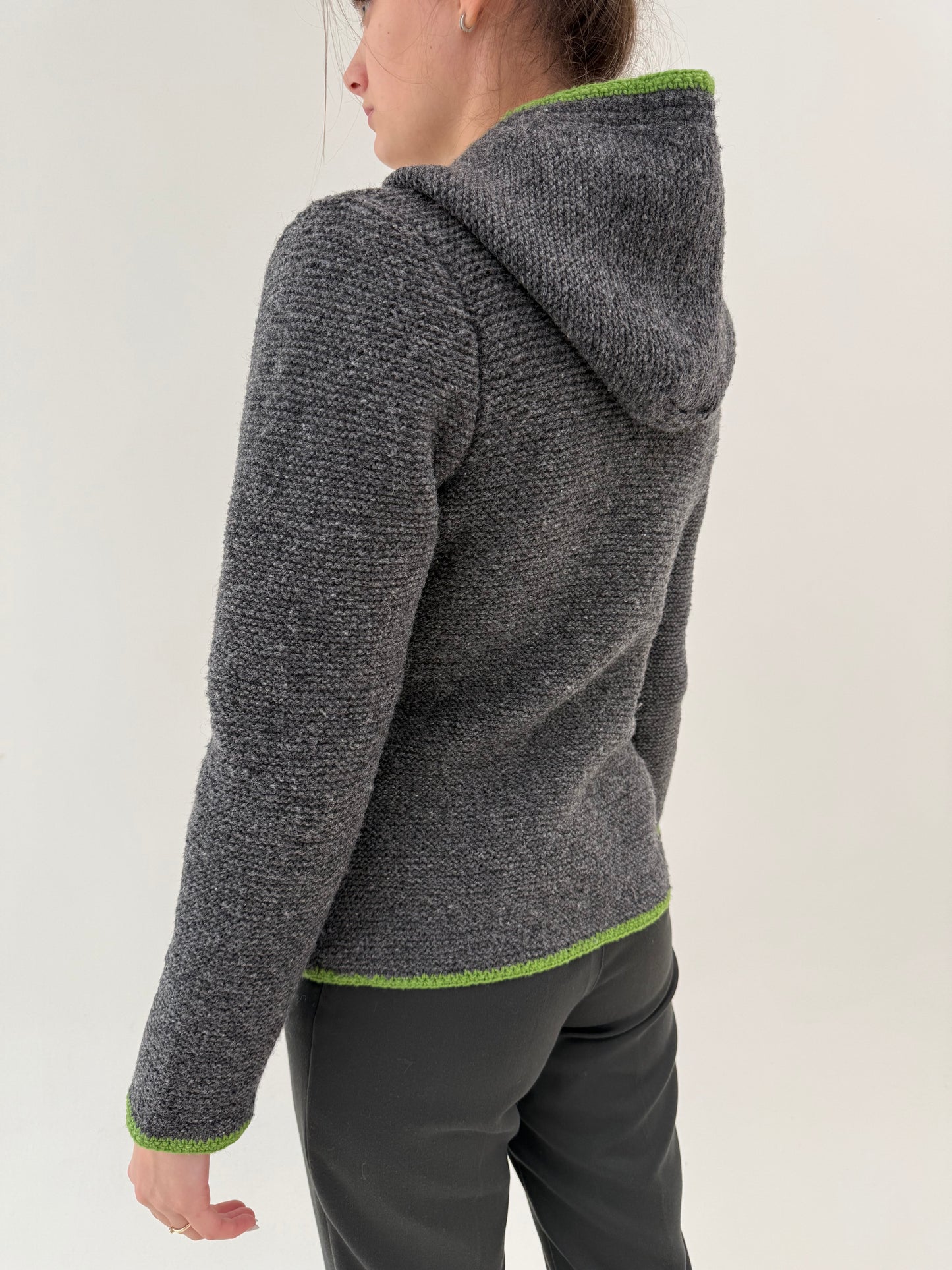 Jacheta tall din lana cu glugă și nasturi metalici argintii cu paspoal verde crud