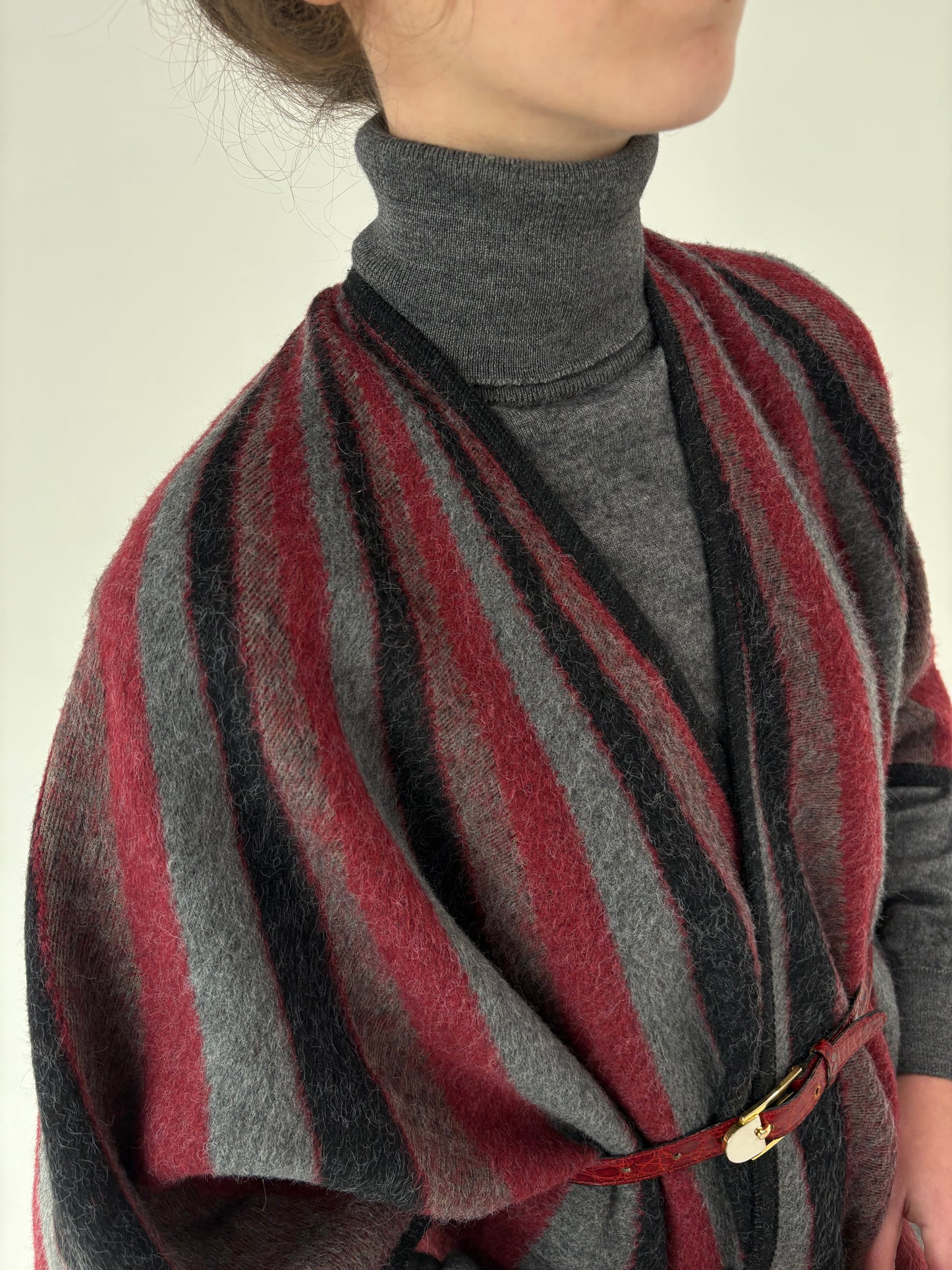 Capa din lana plină extrafina în combinație clasică de culori