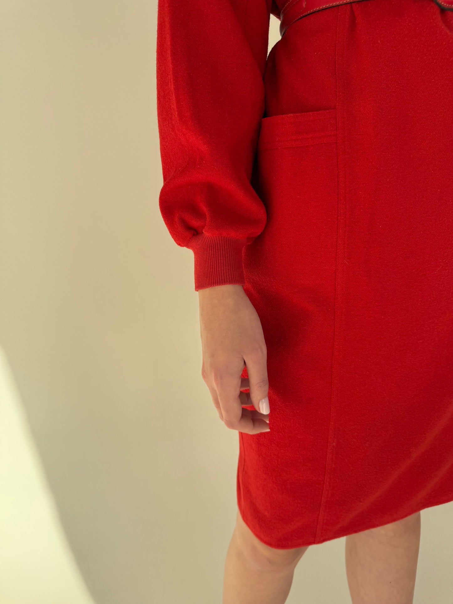 Rochie cherry red din lana extrafina cu buzunare și mânecă tip fluture