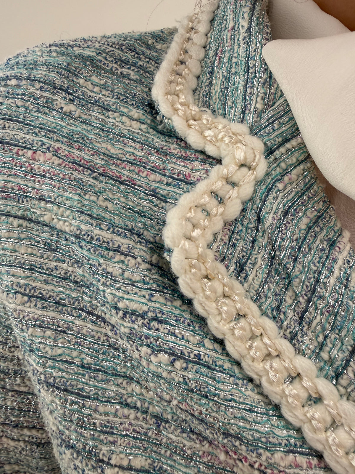 Sacou italian din tweed excepțional baby blue în stil Chanel cu paspoal