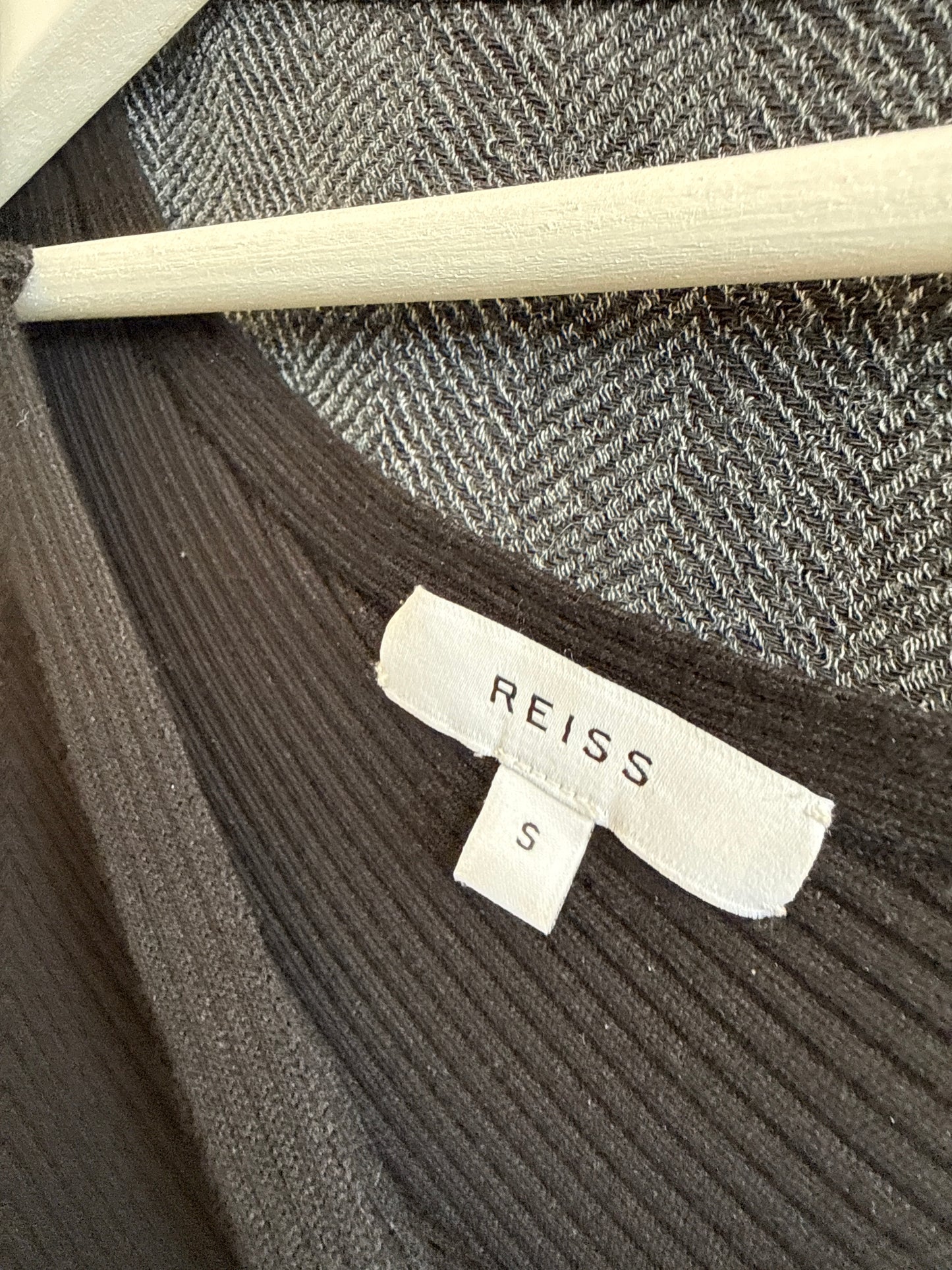 LBD în croi super chic cu volume de brand premium din jerse ribbed de bumbac