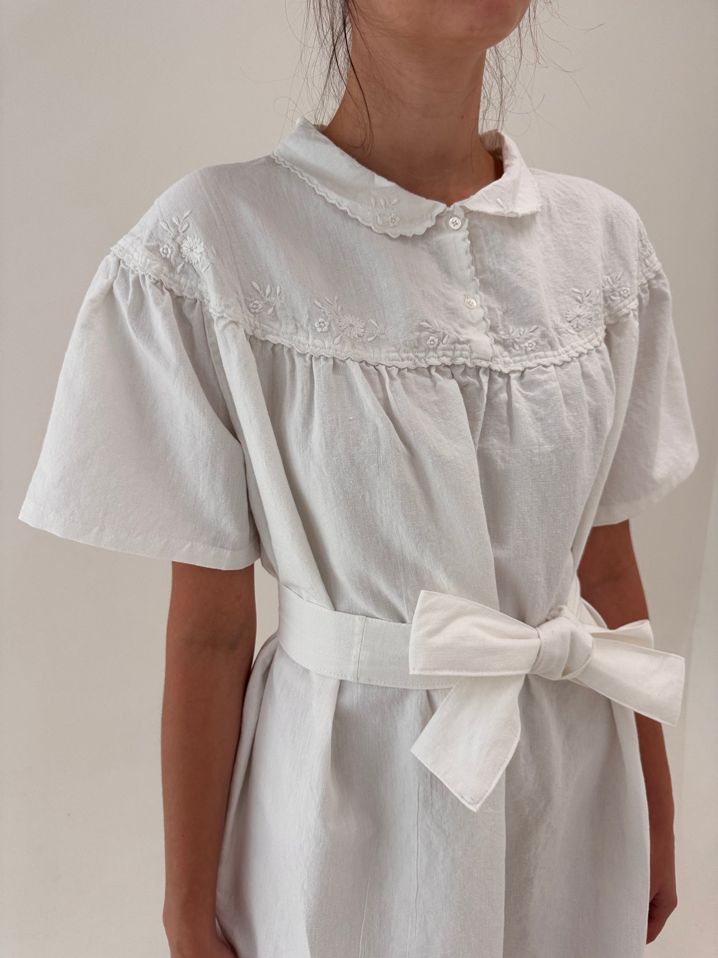 Rochie maxi din pânză excepțională de in cu broderie manuală delicată și cordon