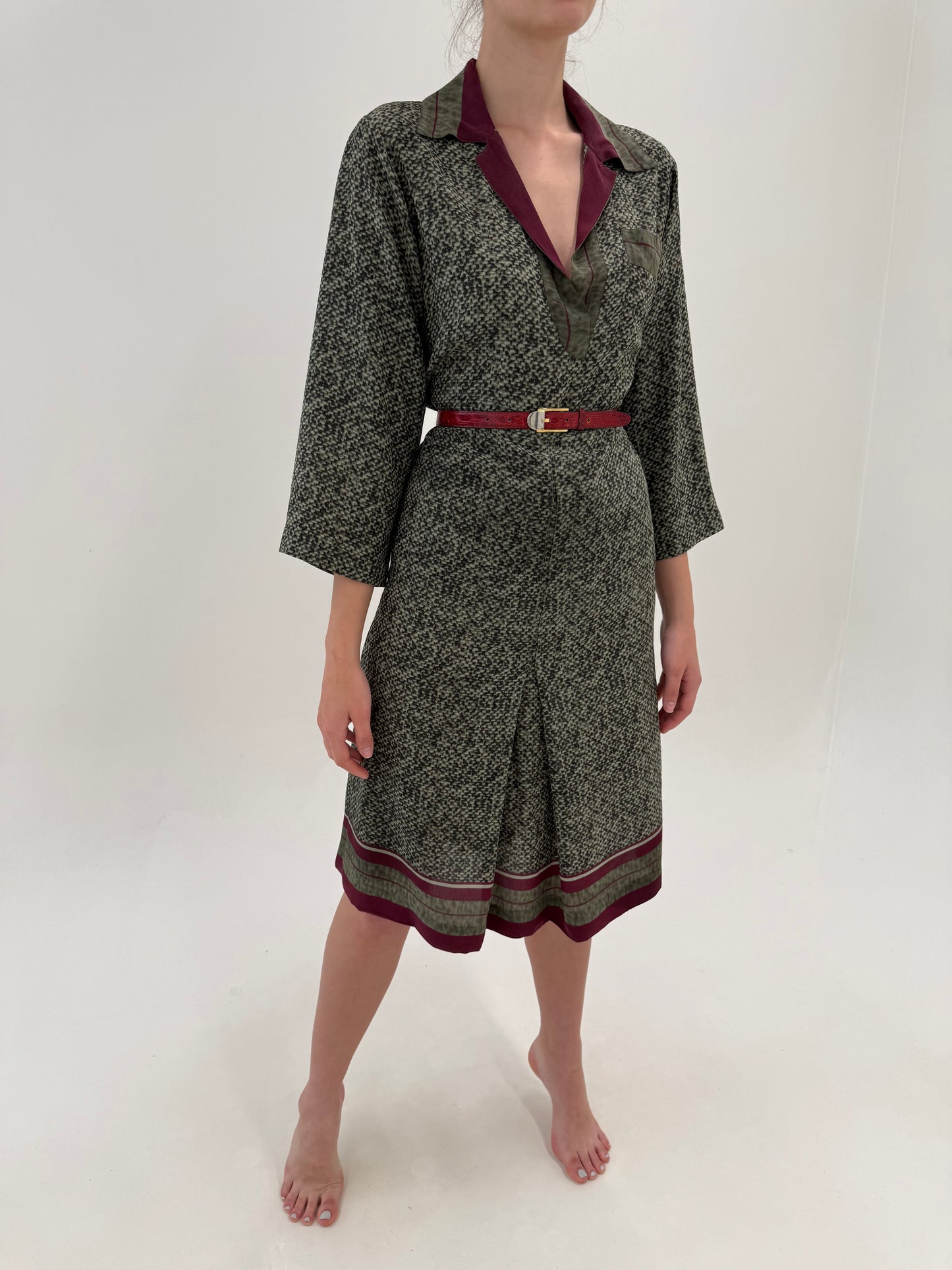 Rochie excepțională din mătase naturală cu mâneci ușor evazate și inserții burgundy