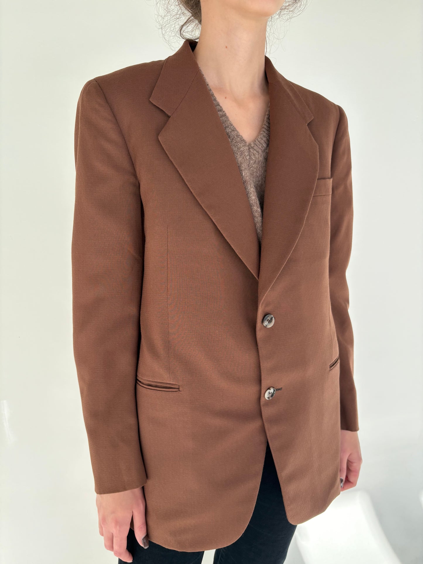 Sacou chocolate brown din lana ușor structurată în croi actual