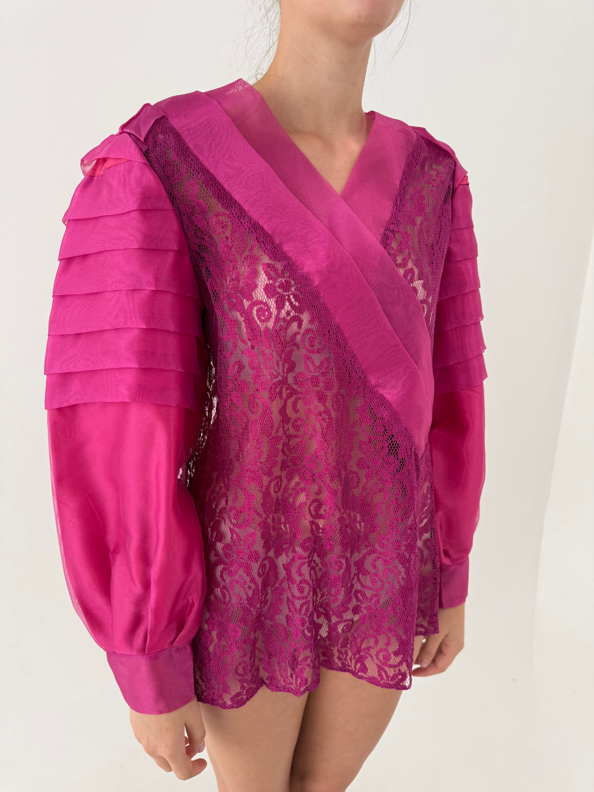 Cămașa statement fucsia din dantelă și croi elaborat din organza