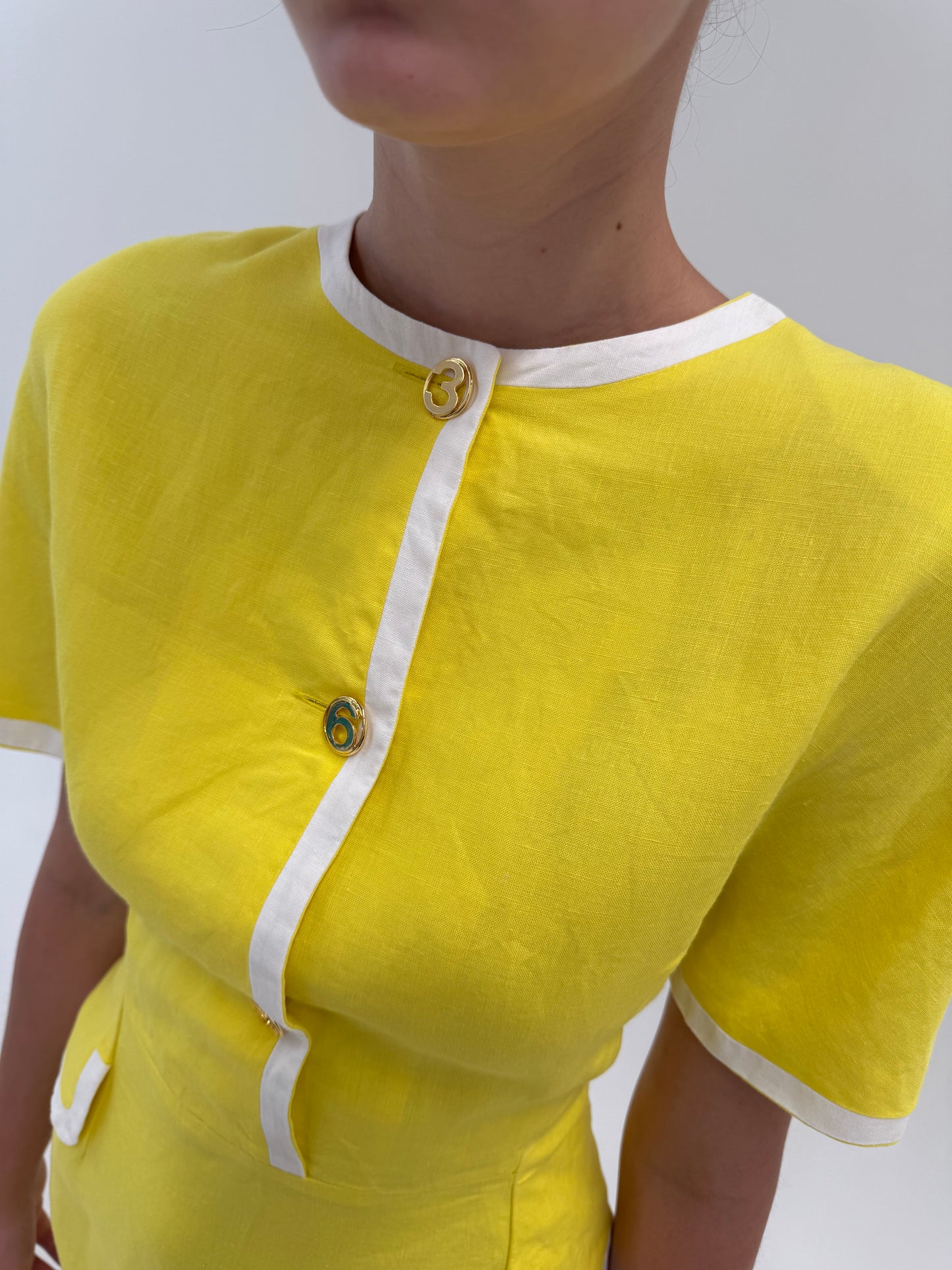 Rochie Fendi din in cu talie ultra înaltă cambrata și nasturi aurii cu logo