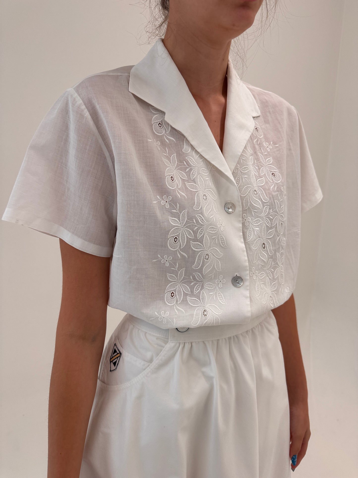 Cămașa excepțională bijuterie din in cu broderie delicată