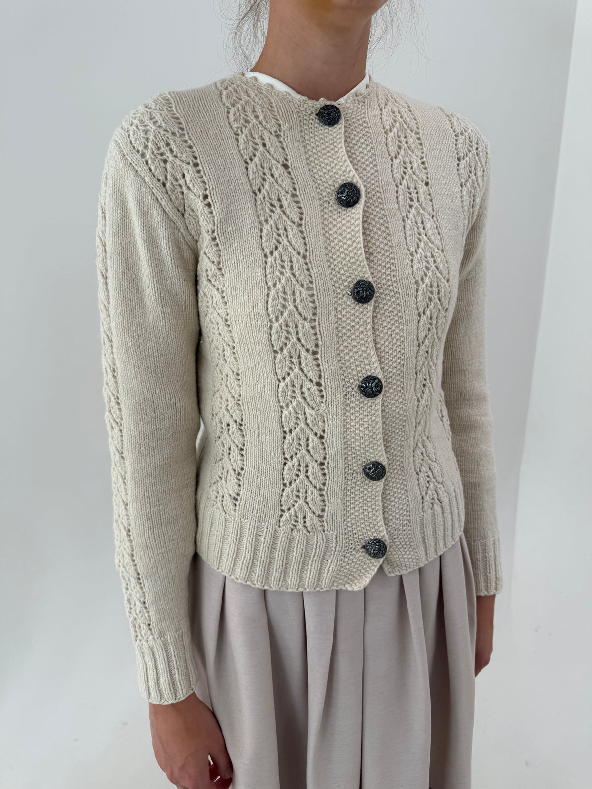 Cardigan vintage din lana off white lucrat manual cu textura superbă