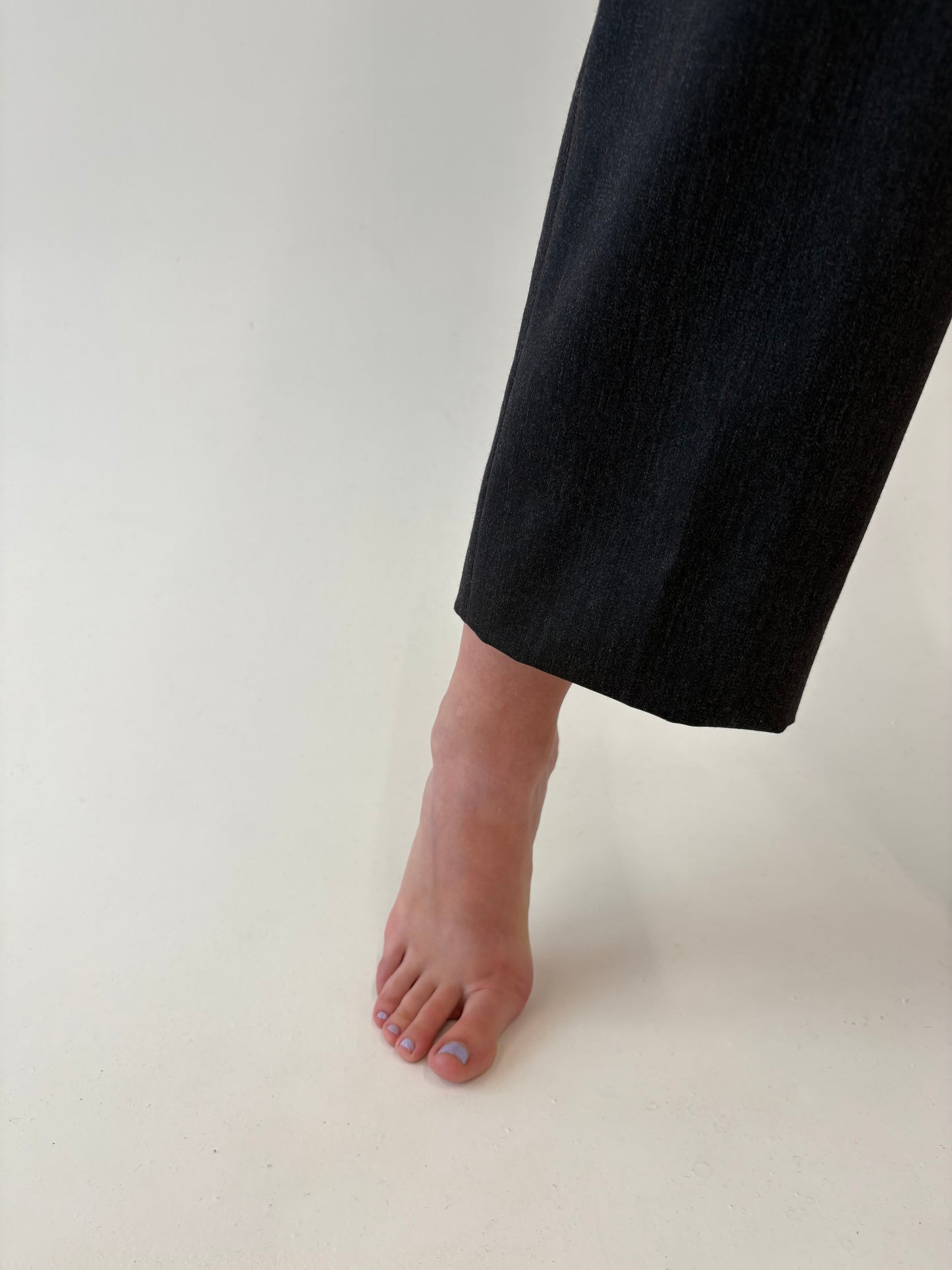 Pantaloni charcoal gray din stofă excepțională de lana merino extrafina