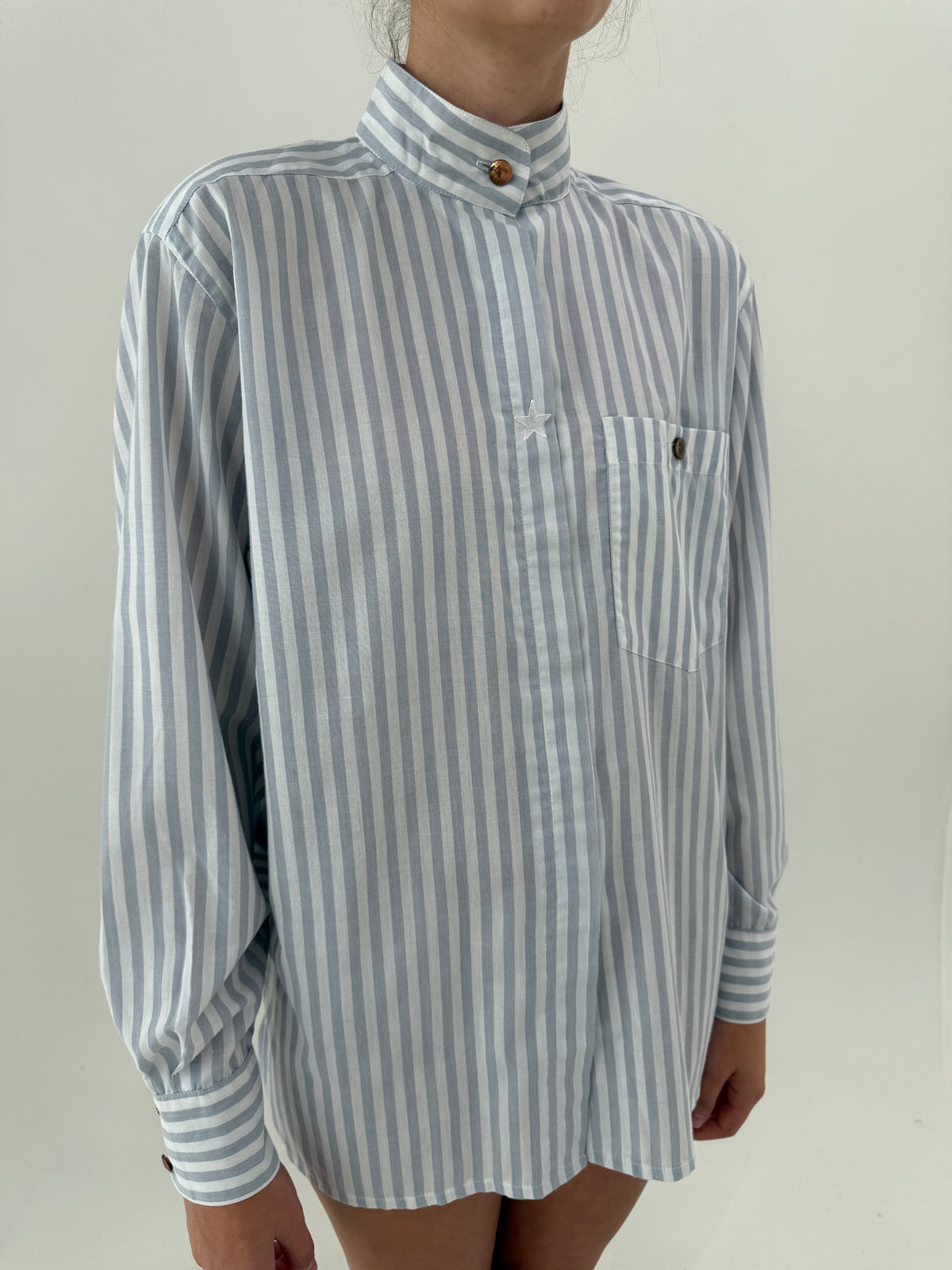 Cămașa vintage în dungi și croi retro modern din poplin de bumbac