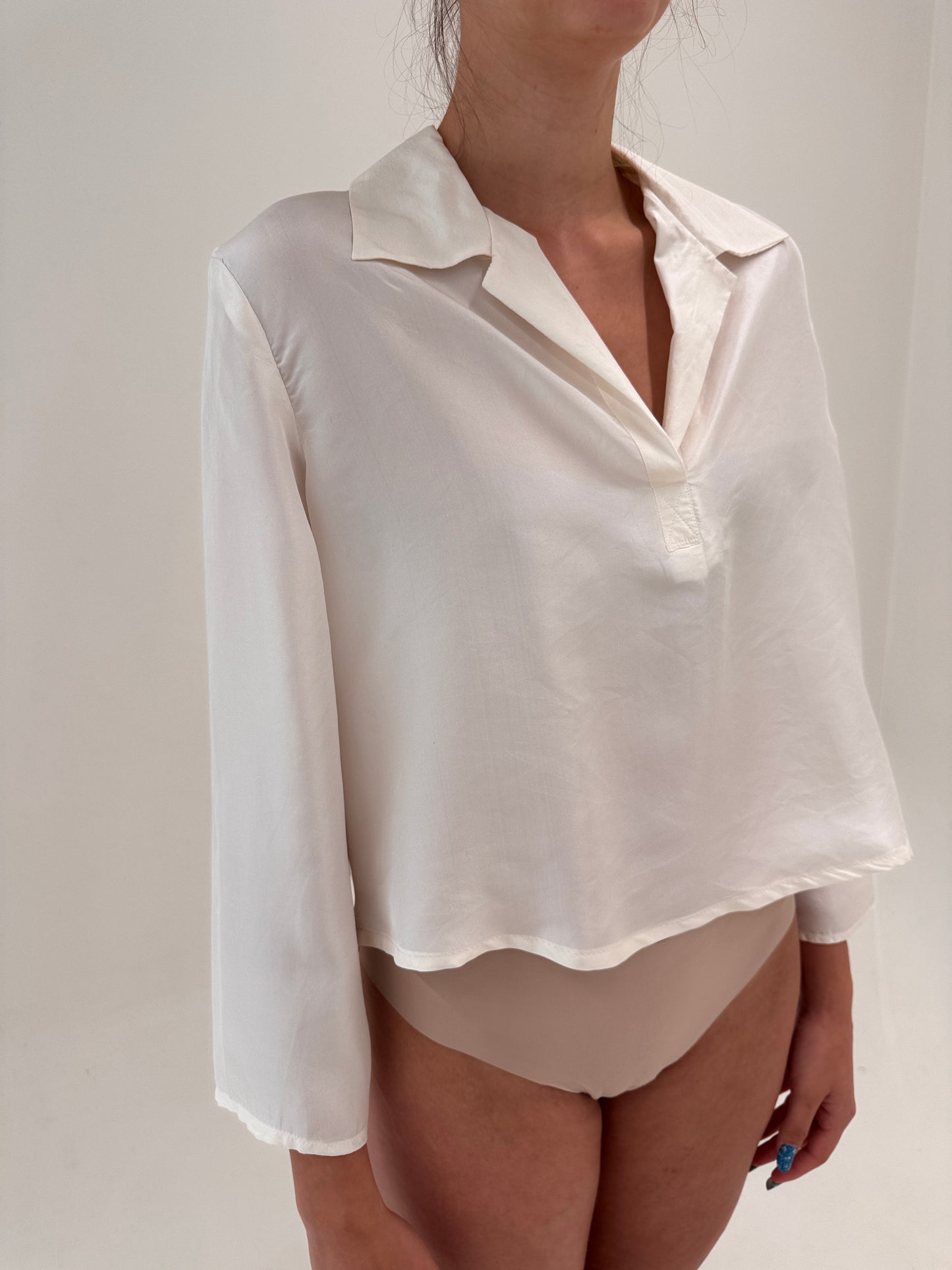 Cămașa italiana butter nude în croi lejer minimalist din mătase naturală