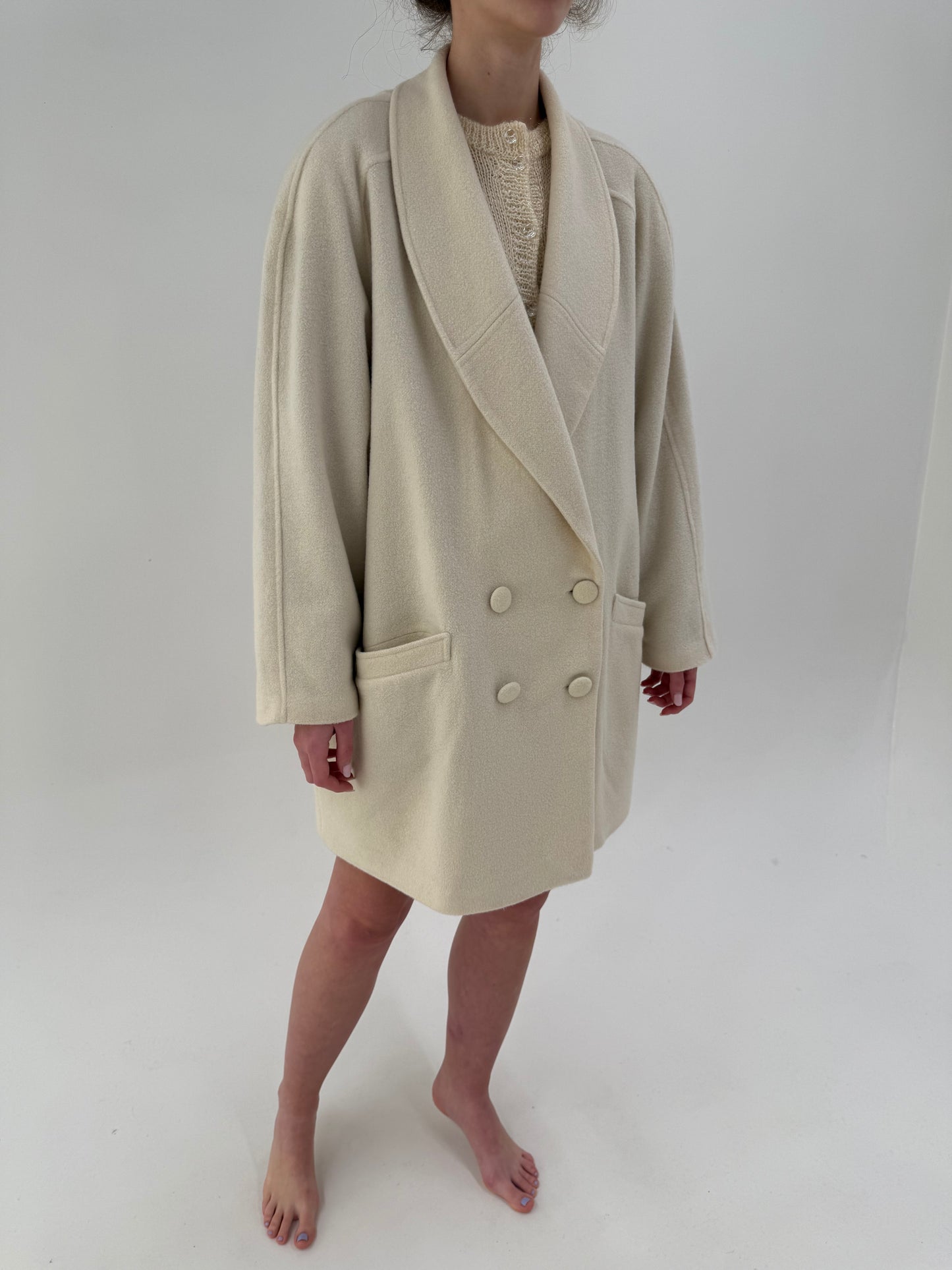 Palton vintage off white din stofă extrafina și moale de lana cu revere rotunjite