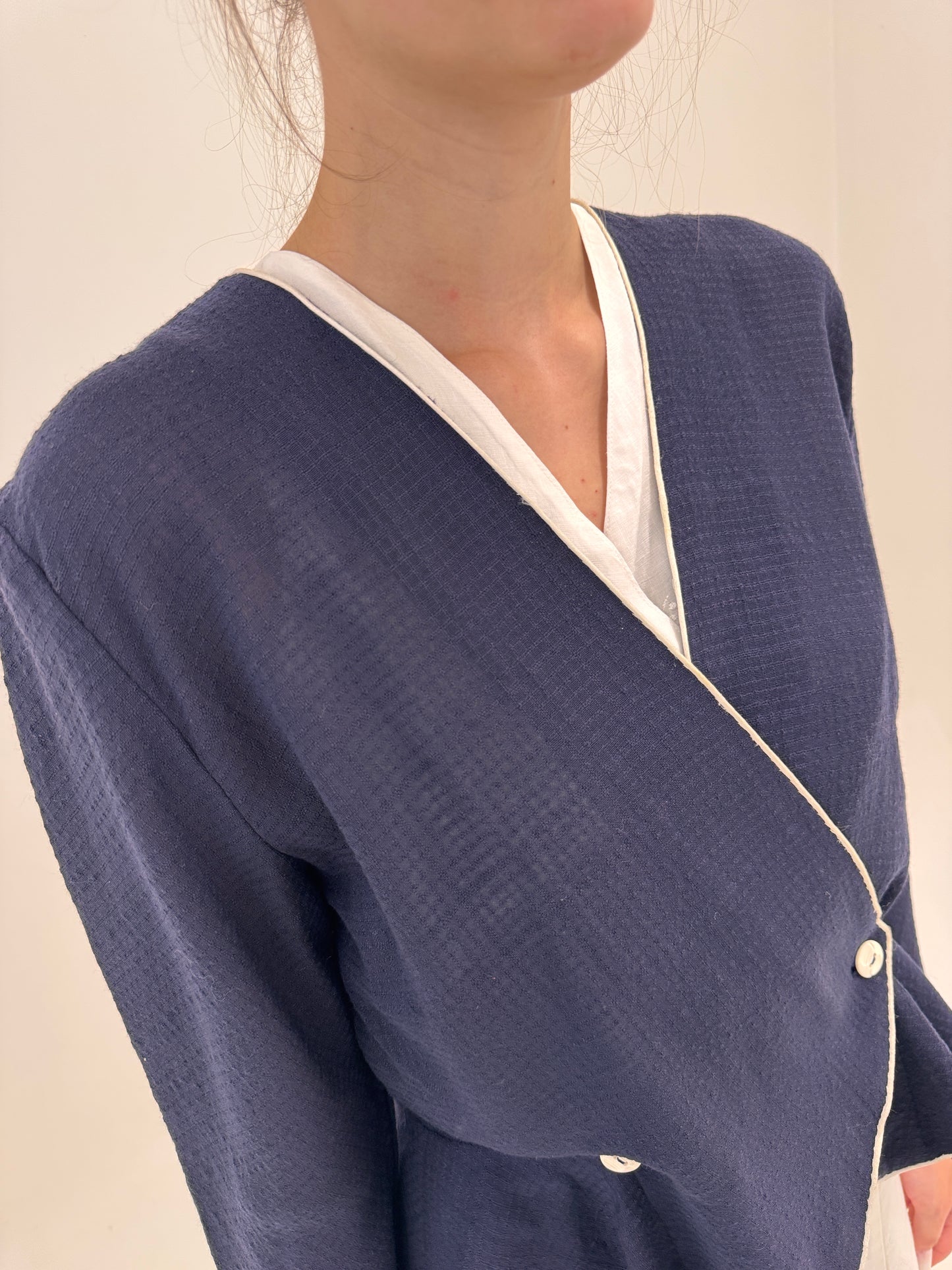 Sacou ultra cambrat Navy blue din pânză texturată cu paspoal alb și peplum