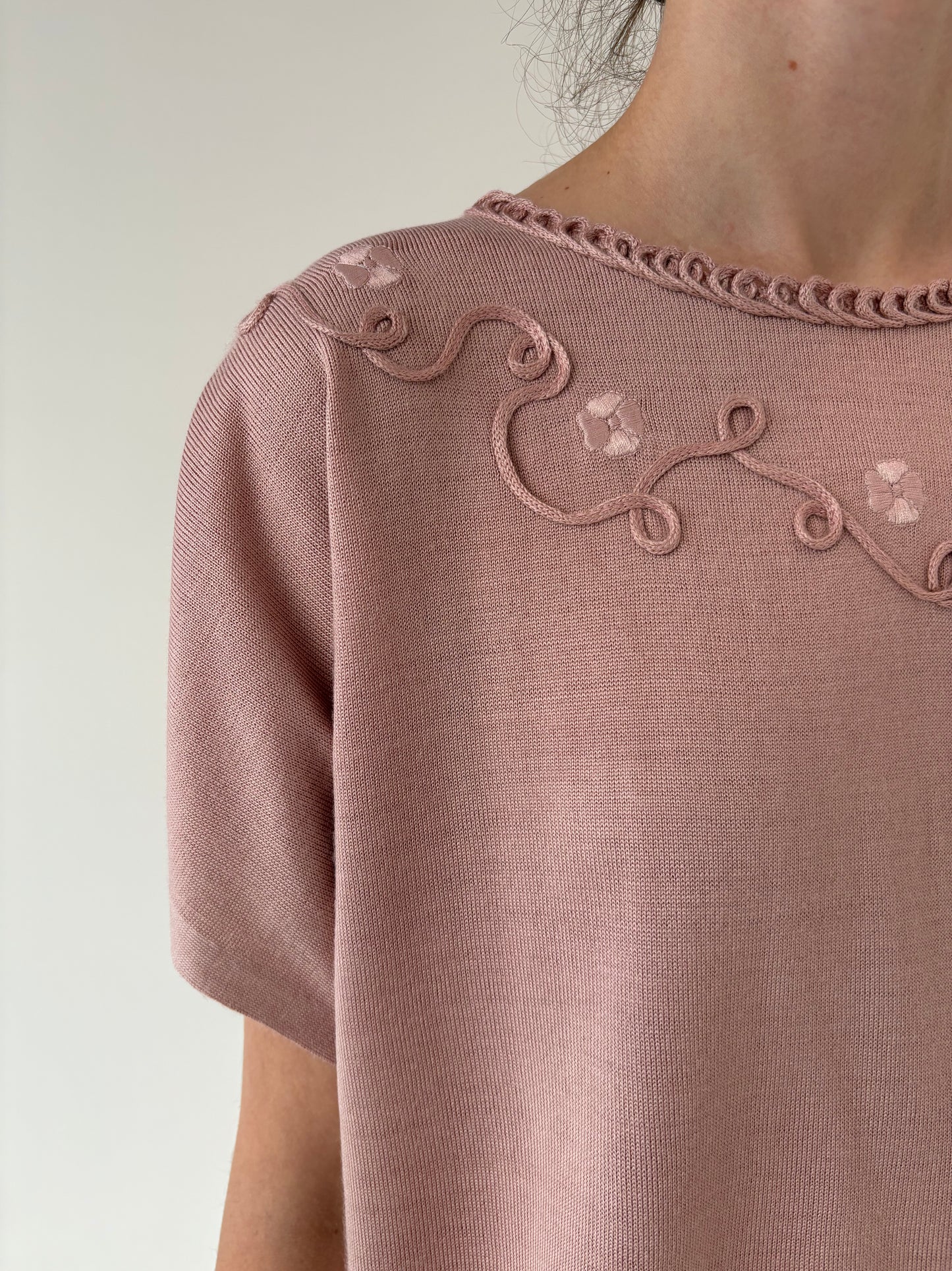 Top powder Pink din lana merino extrafina cu aplicații manuale