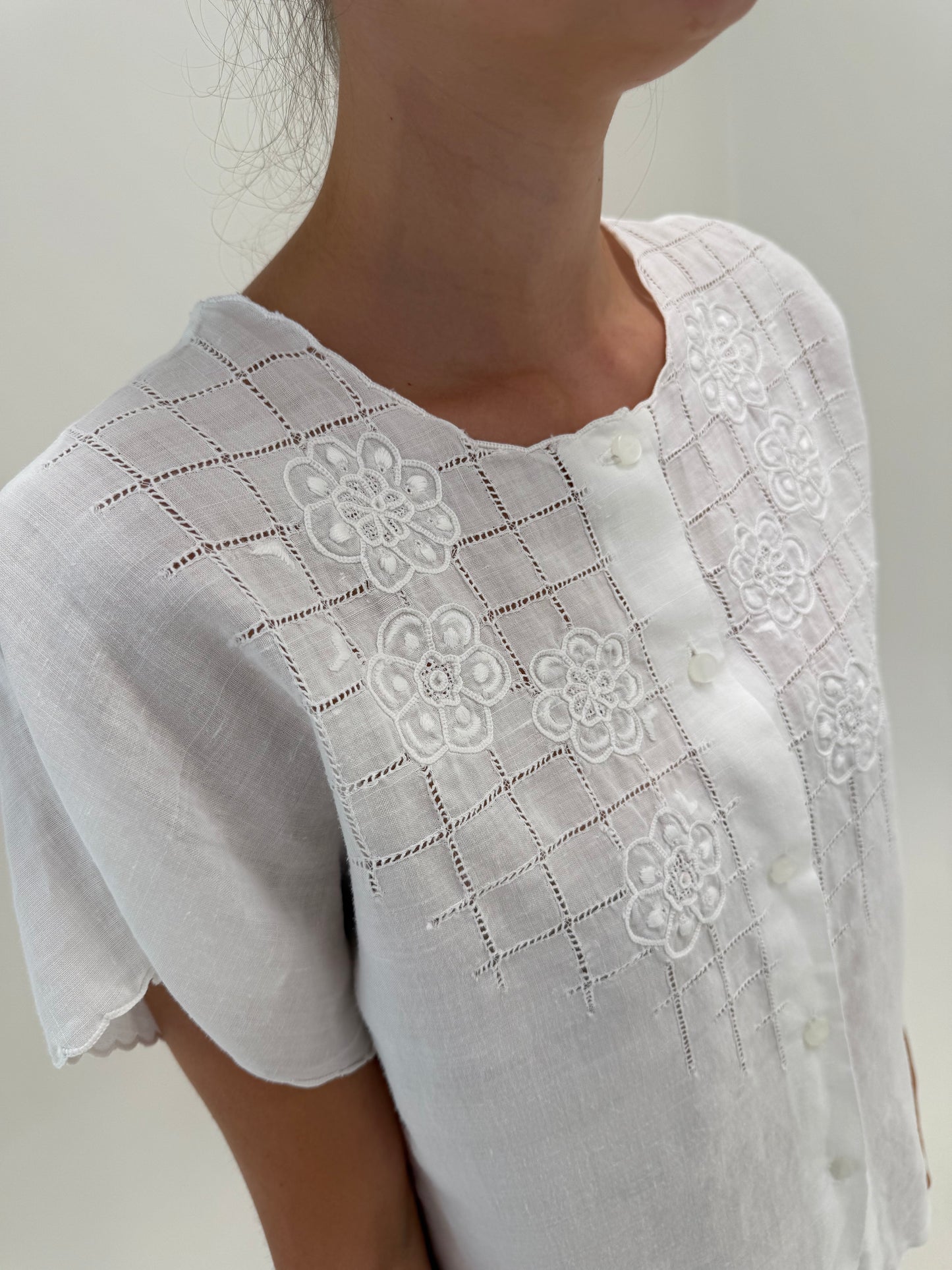 Cămașa bijterie din in cu broderie manuală în croi lejer