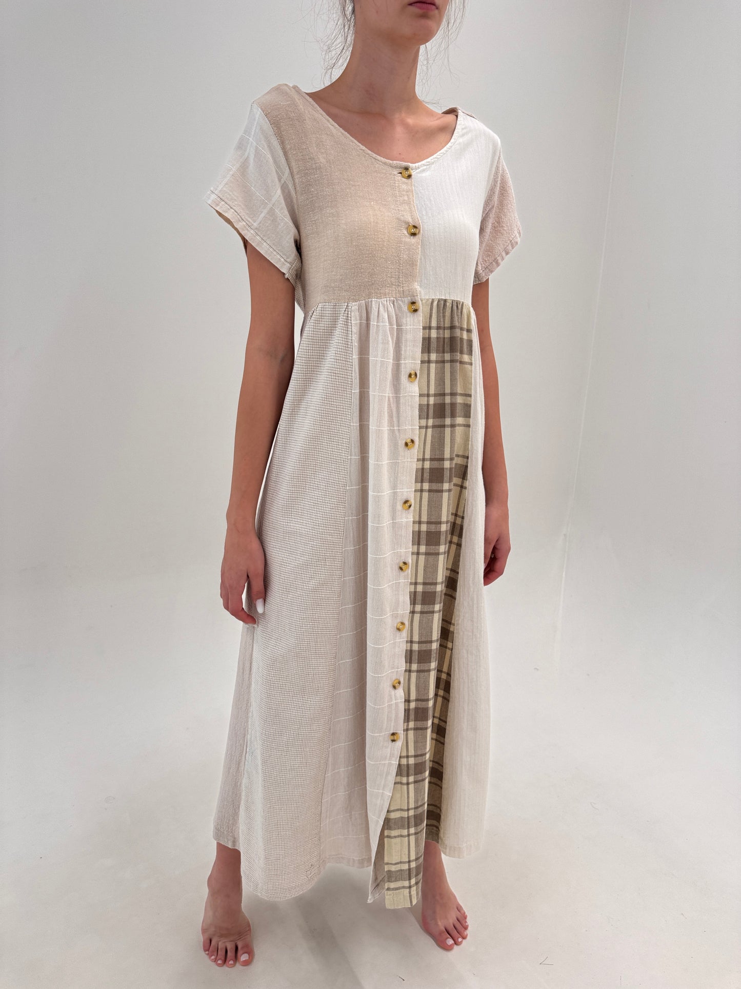 Rochie maxi din pânză de in și bumbac în culori neutre si croi elaborat patchwork