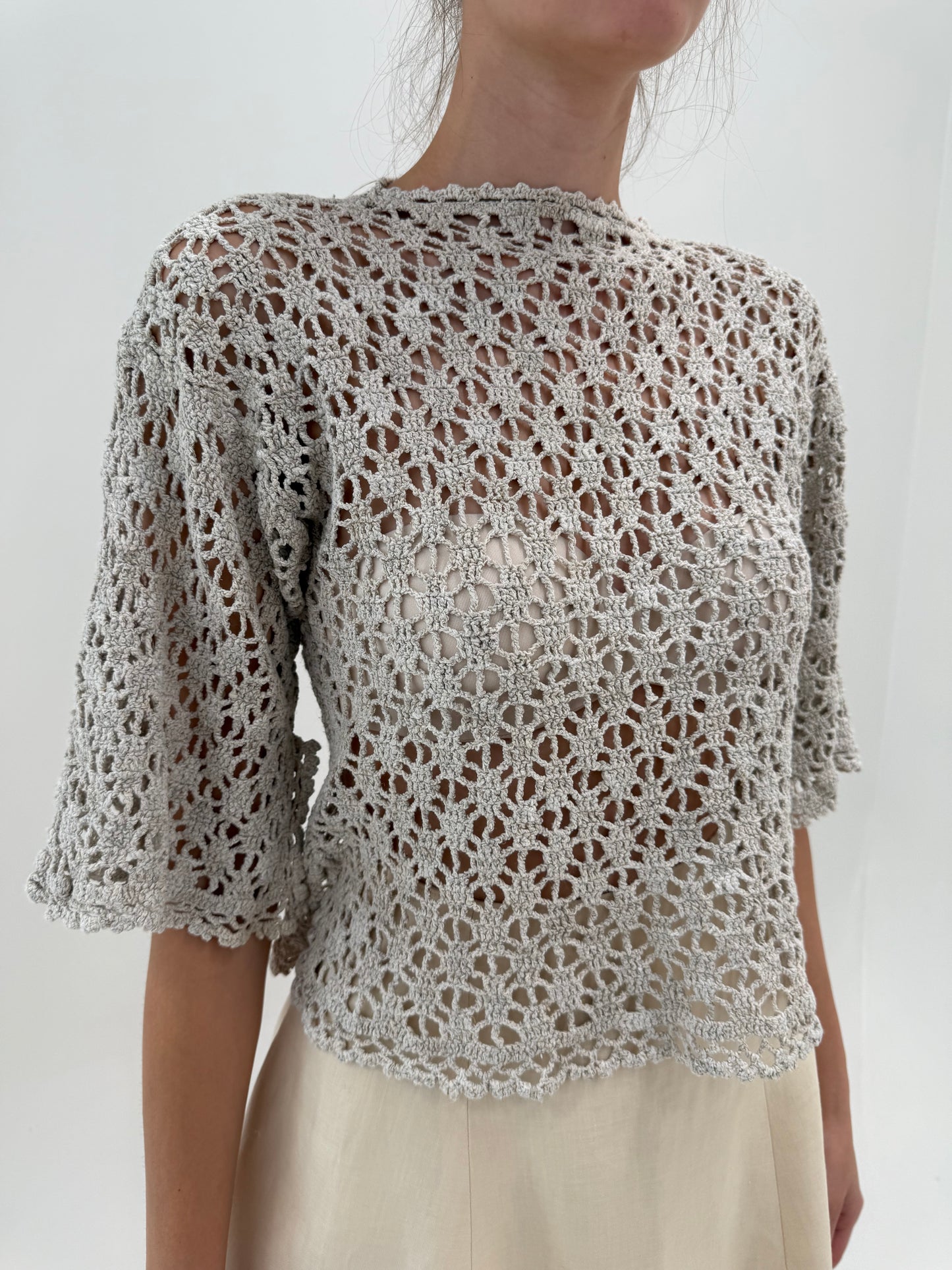 Top ultra chic din macrame lucrat manual în croi ușor cambrat