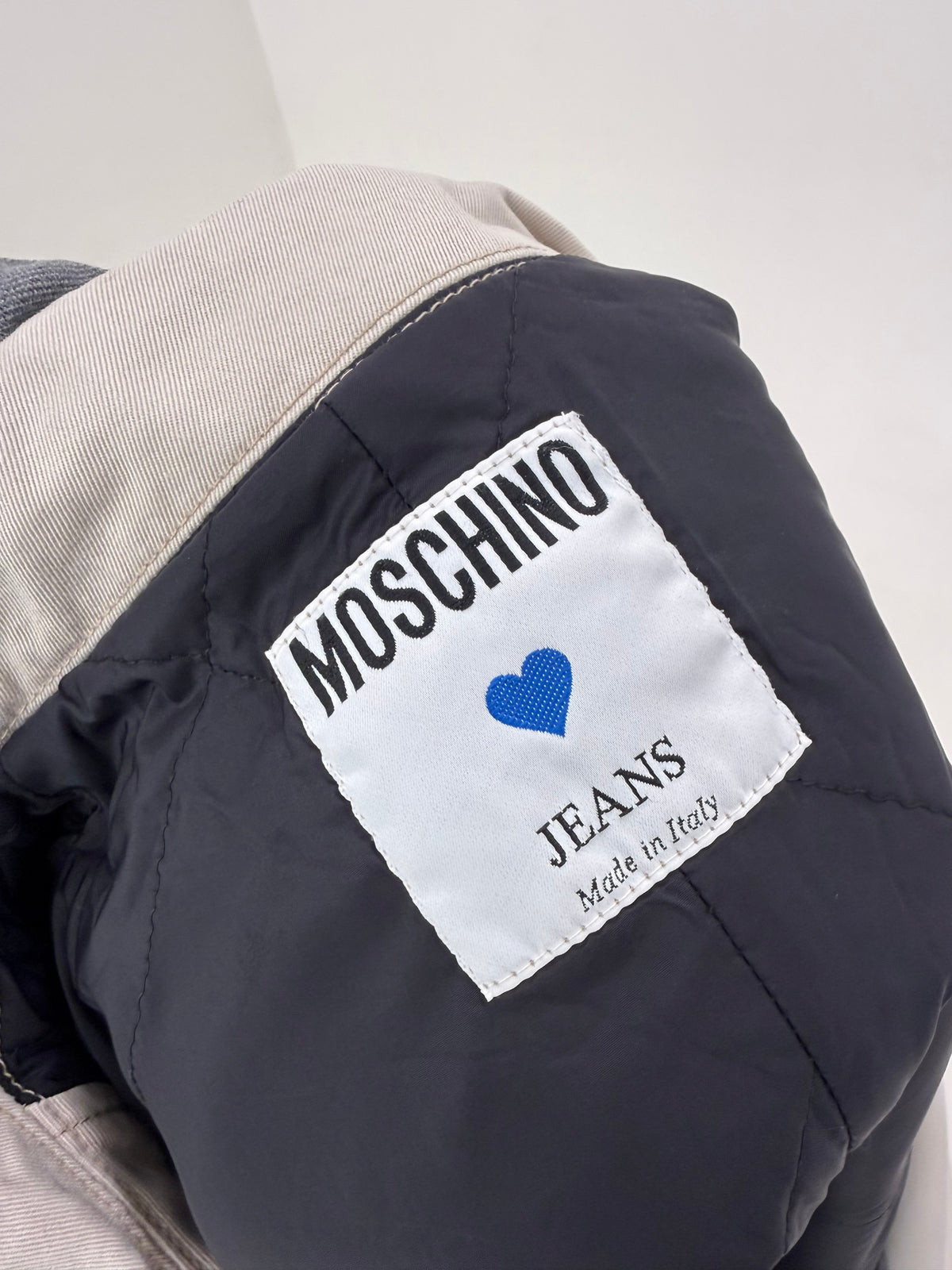 Trench Moschino tall din gabardină cu interior light padded light nude cu închidere dublă