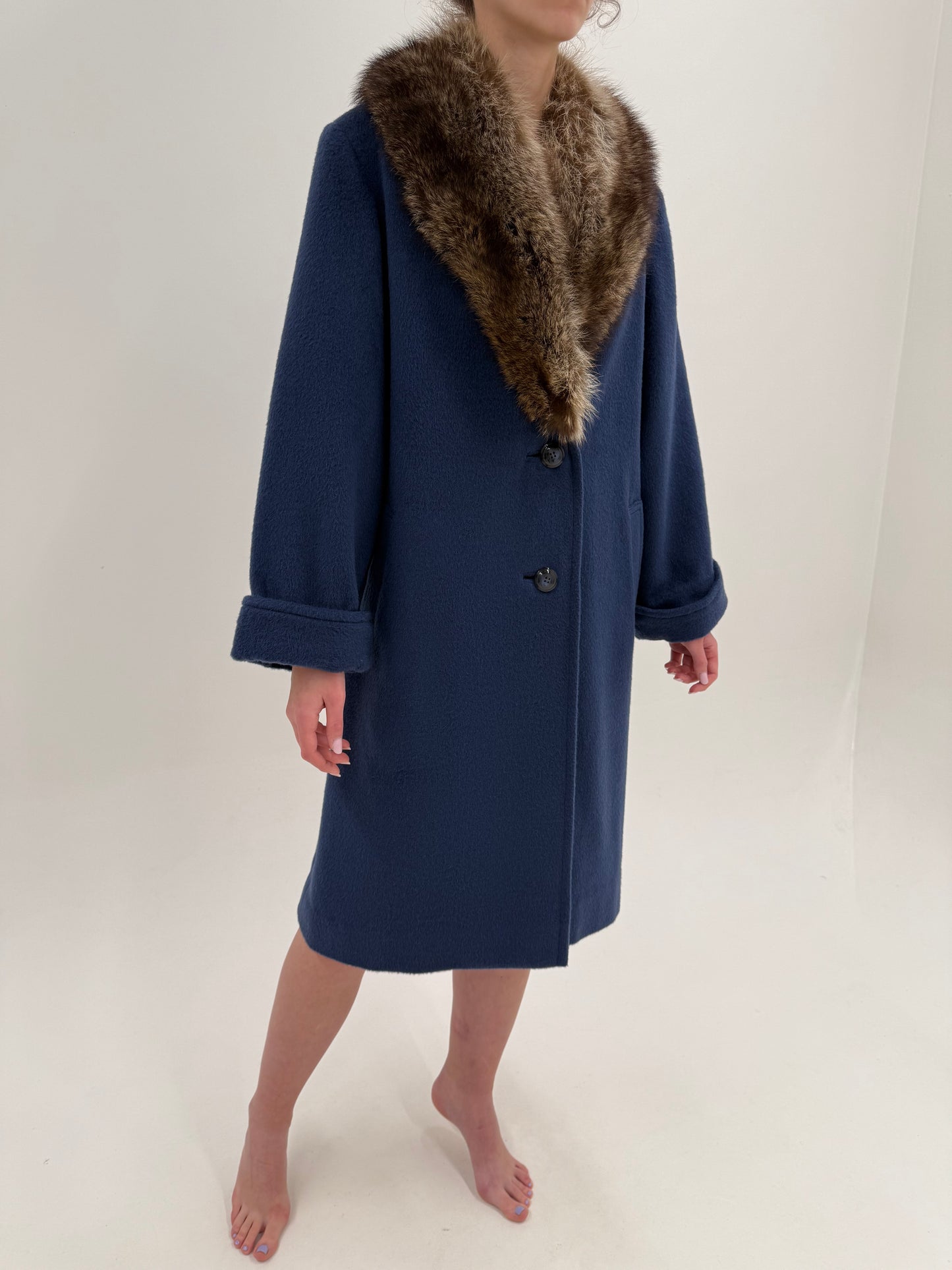 Palton vintage în croi minimalist din lana groasă cu guler amplu de blană naturală