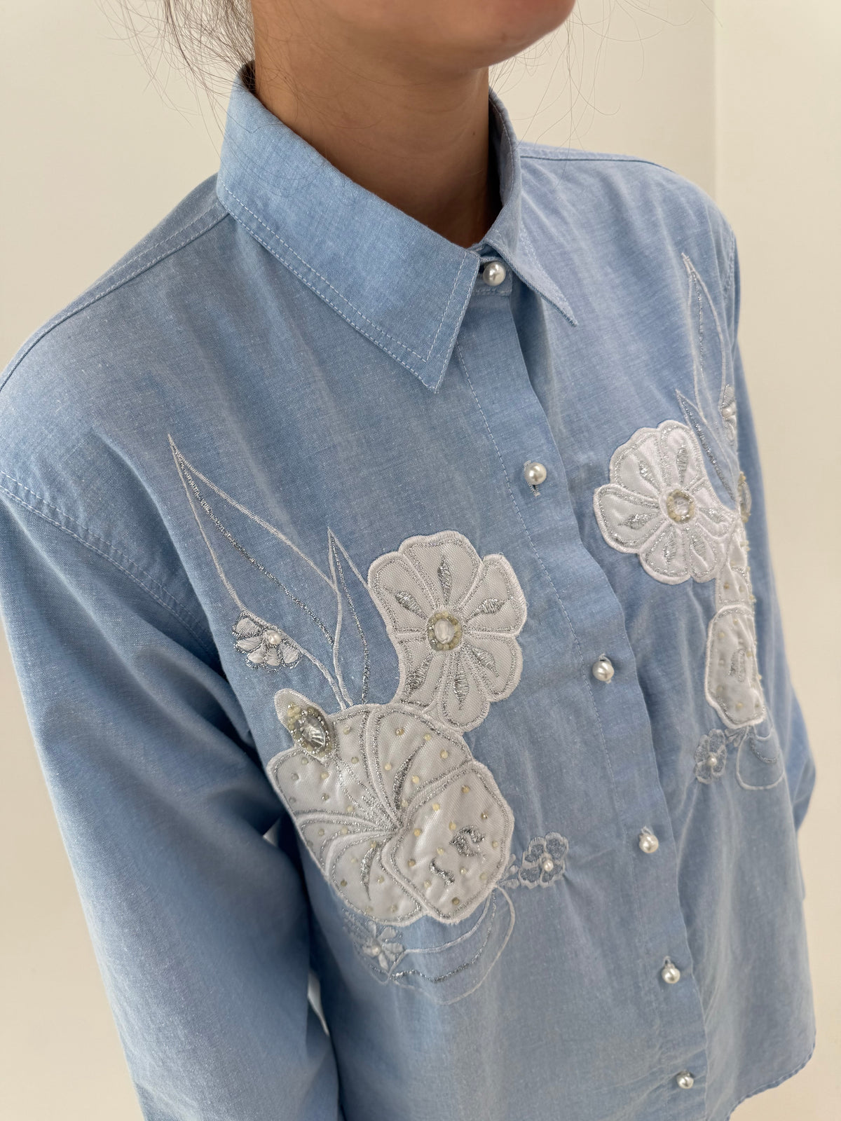 Cămașa vintage cu aplicații perle și broderie din bumbac gros baby blue
