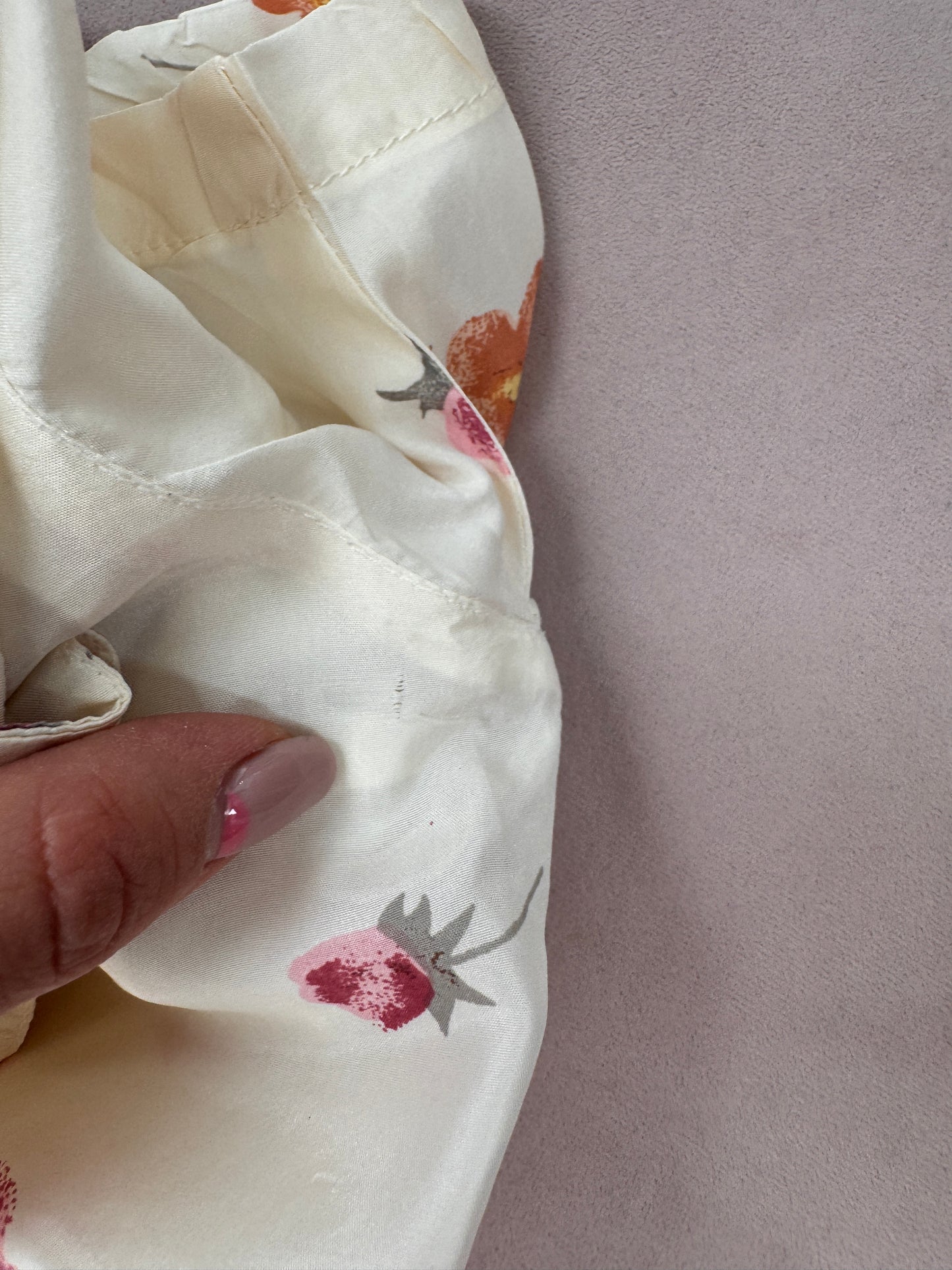 Cămașa din mătase naturală butter white cu print floral delicat
