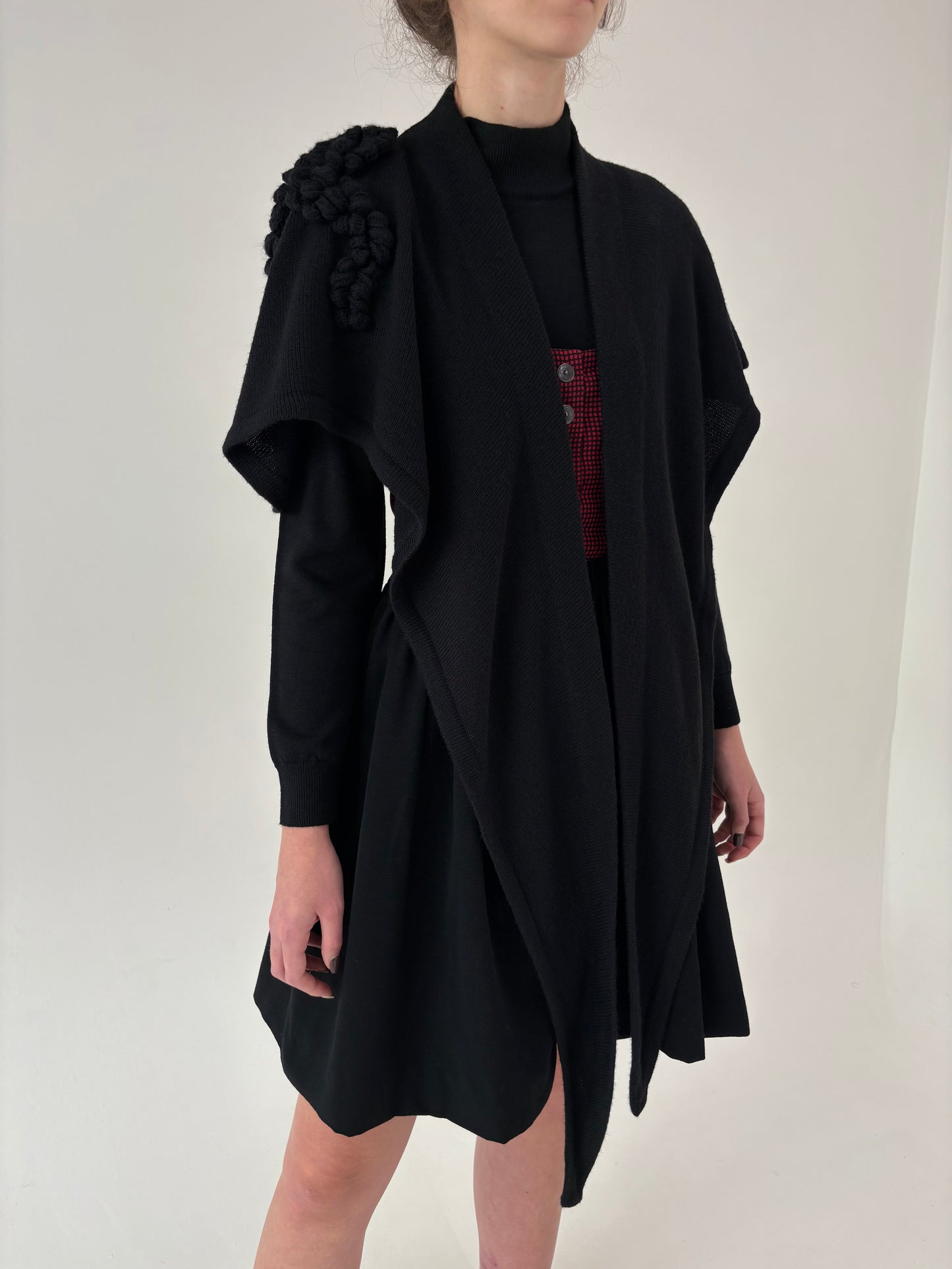 Capă neagră italiană cu aplicație 3D din lana extrafina