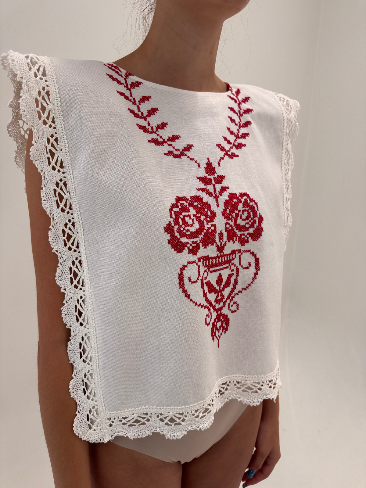 Set vintage din in excepțional cu broderie manuală și macrame