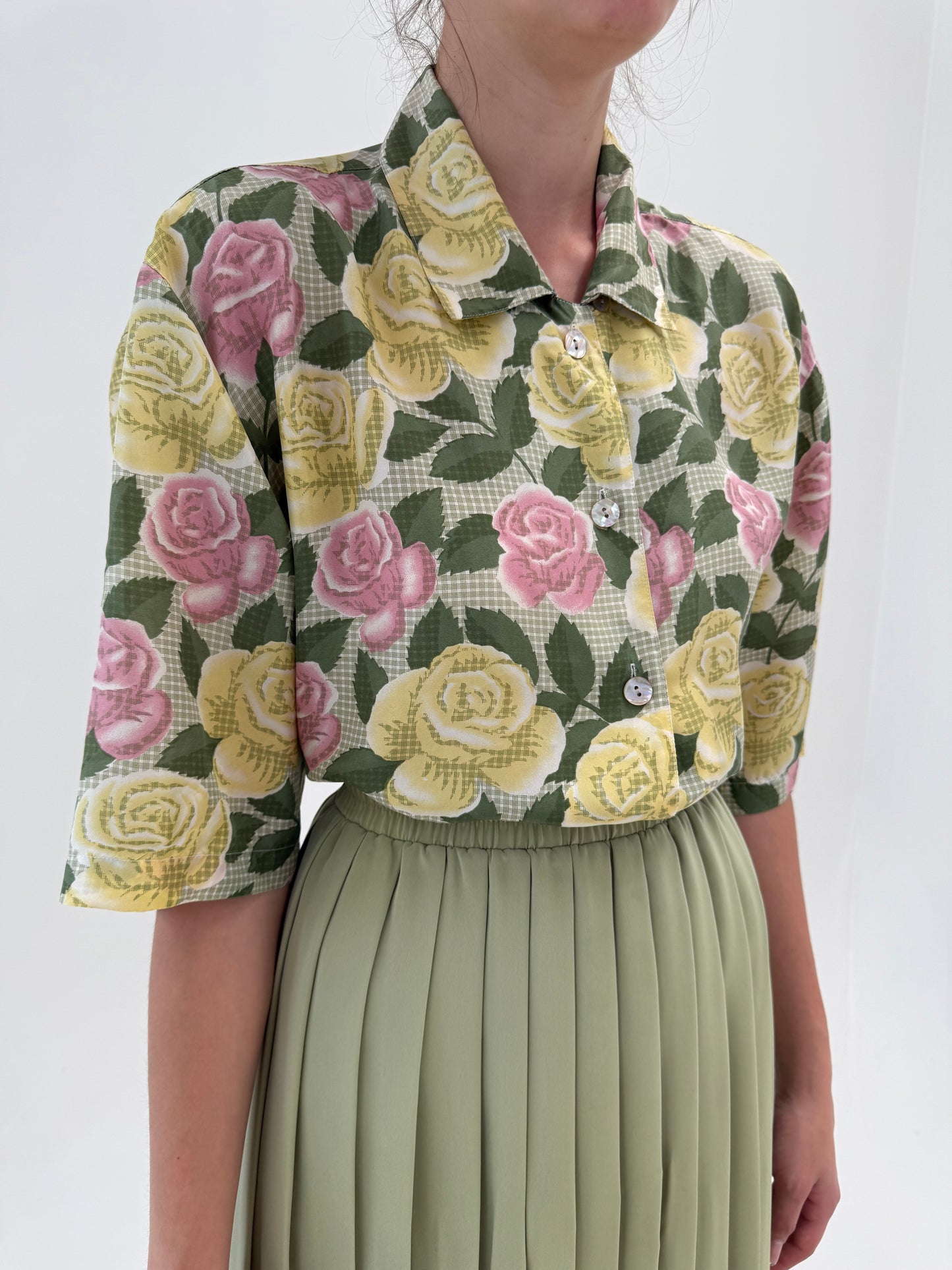 Cămașa din mătase naturală cu print floral cu trandafiri în culori superbe