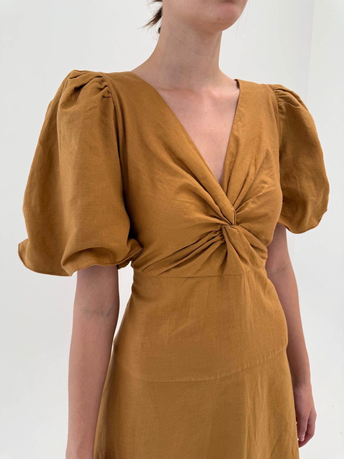 Rochie mustard din pânză de in și bumbac cu bust fronsat și mâneci ușor bufante