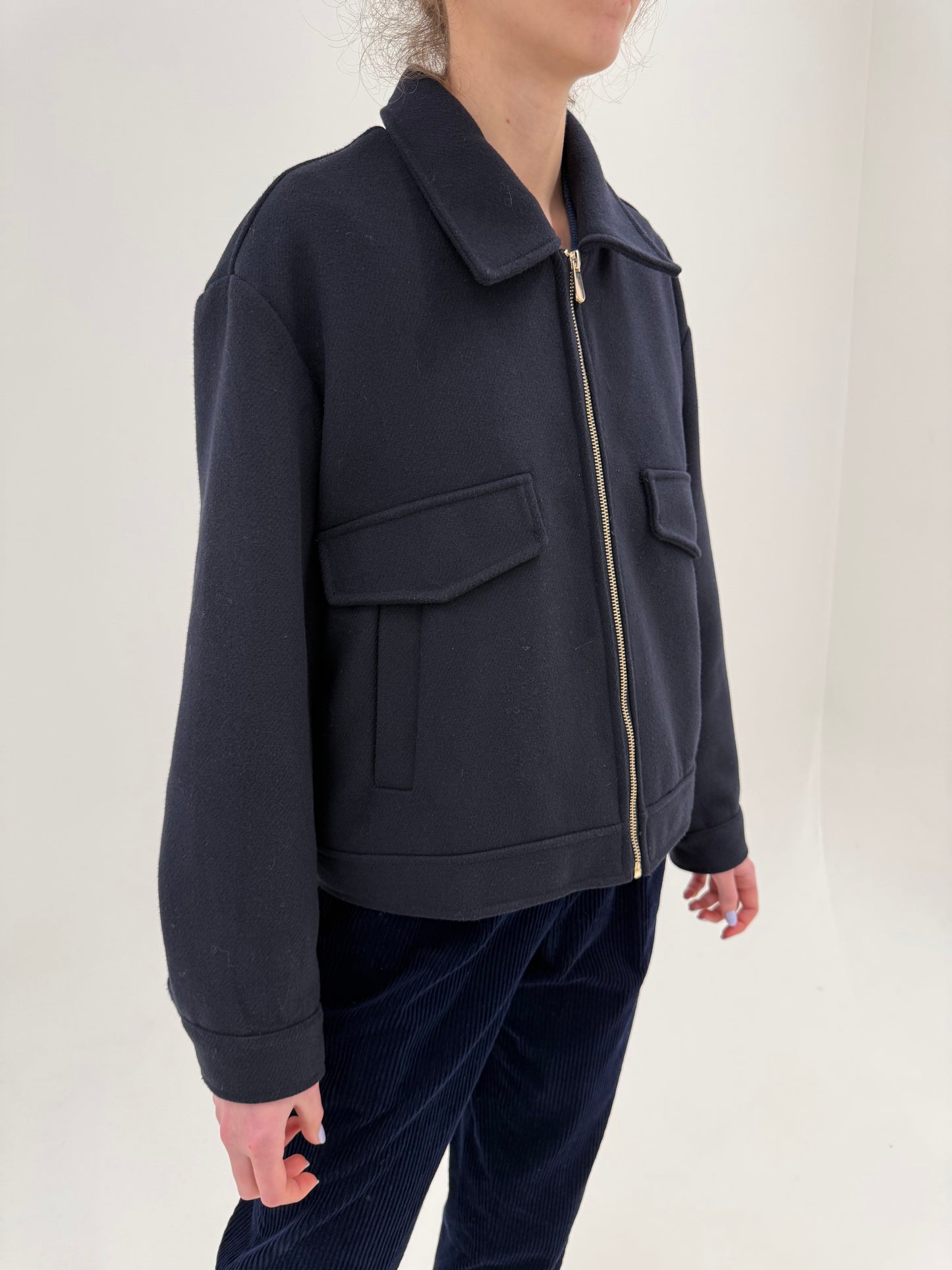 Jacheta în croi actual din stofă ușor structurată din mix de lana în croi lejer