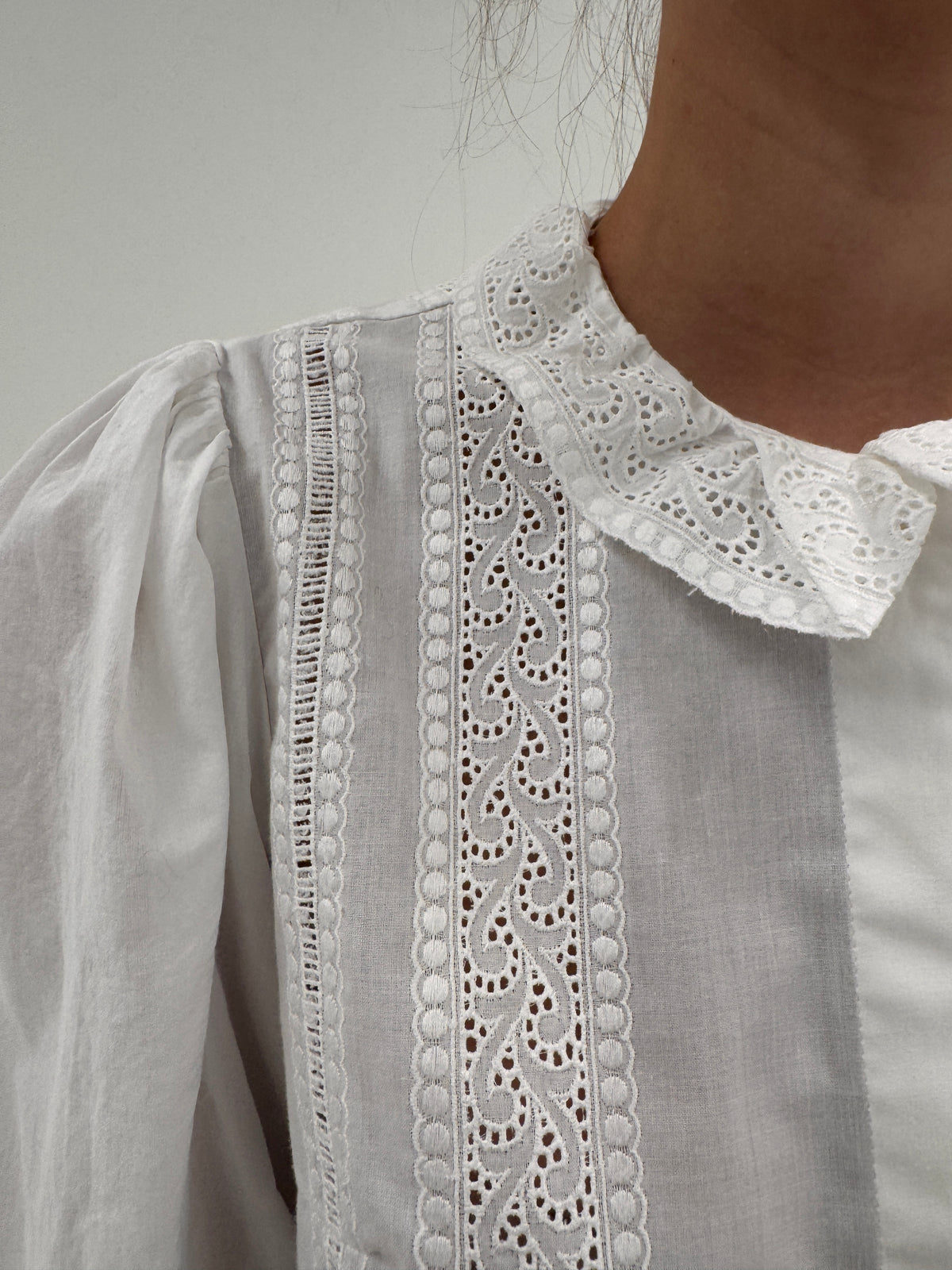 Cămașa vintage cu broderie anglaise și mâneci bufante din bumbac premium