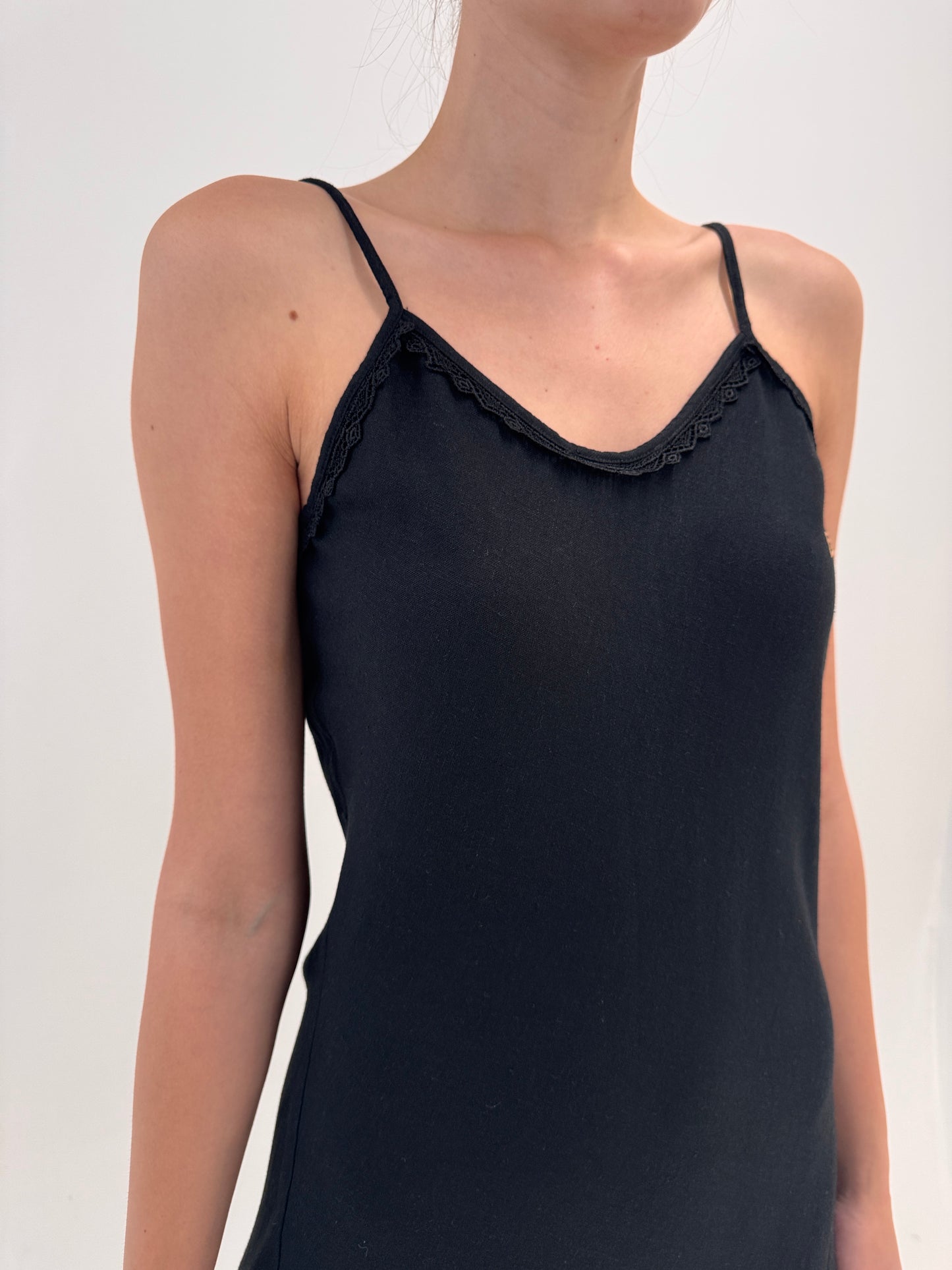 LBD maxi Fendi din pânză de in în croi minimalist cu volan supradimensionat