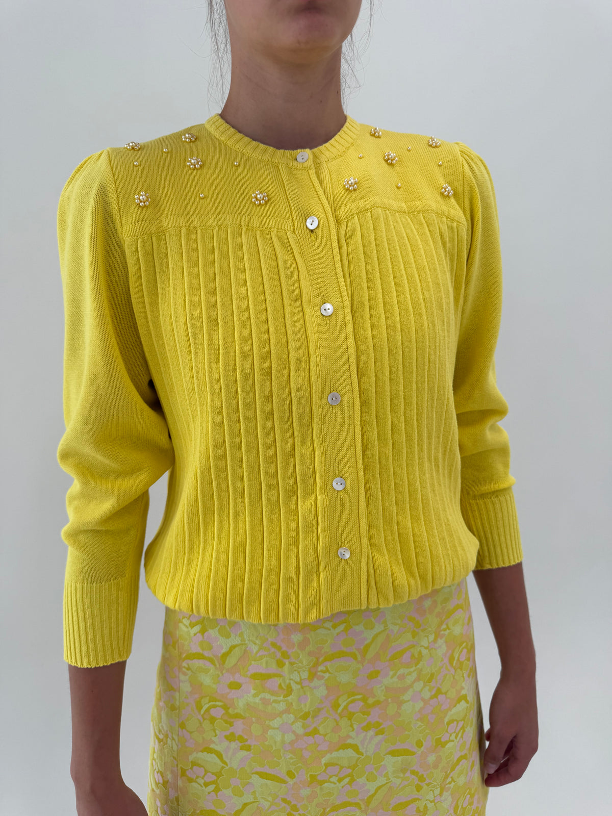 Cardigan vintage italian petite cu aplicații manuale perlute din bumbac premium