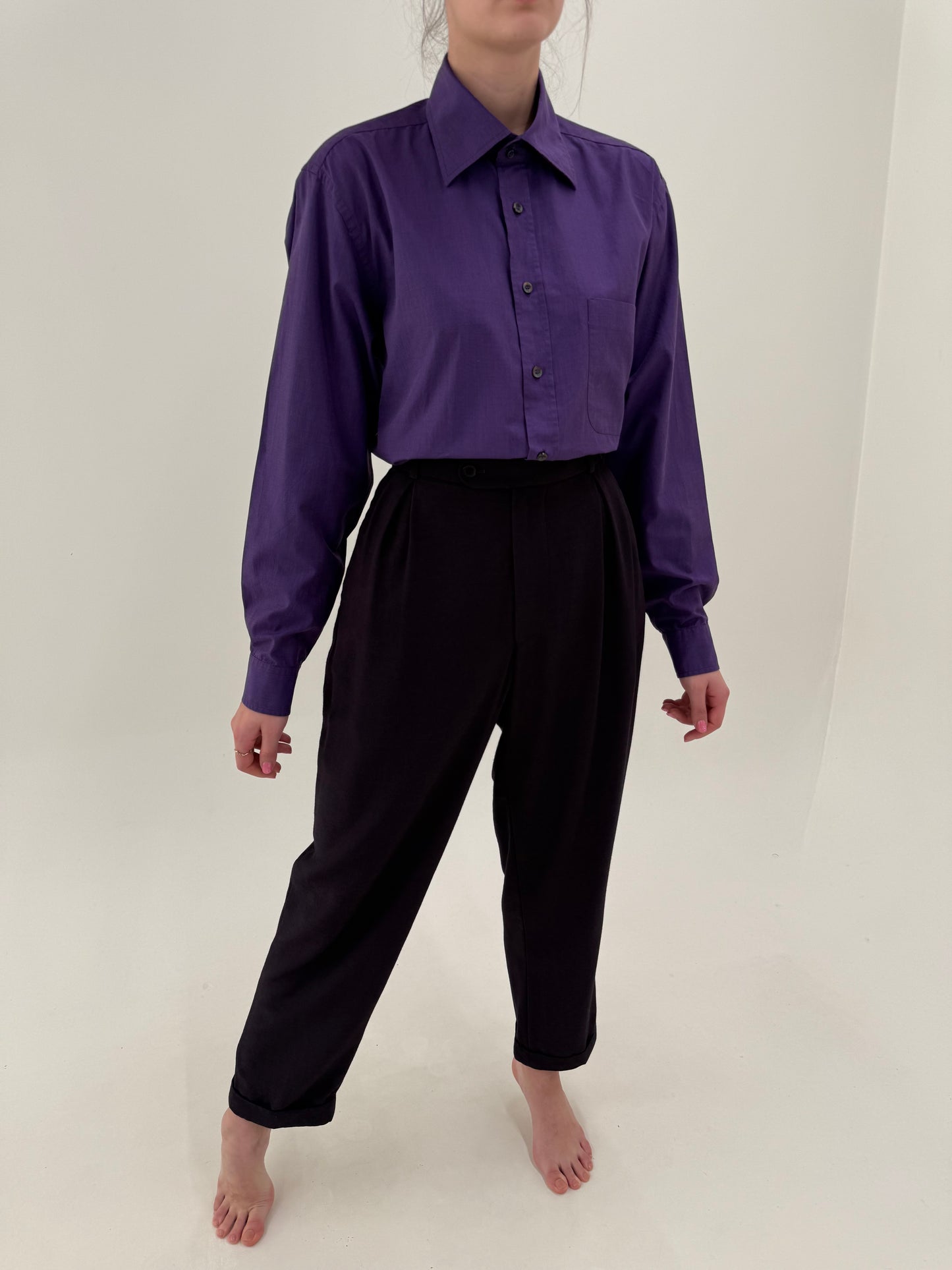 Costum vintage tip smoking aubergine cu revere satinate de la zi la seară