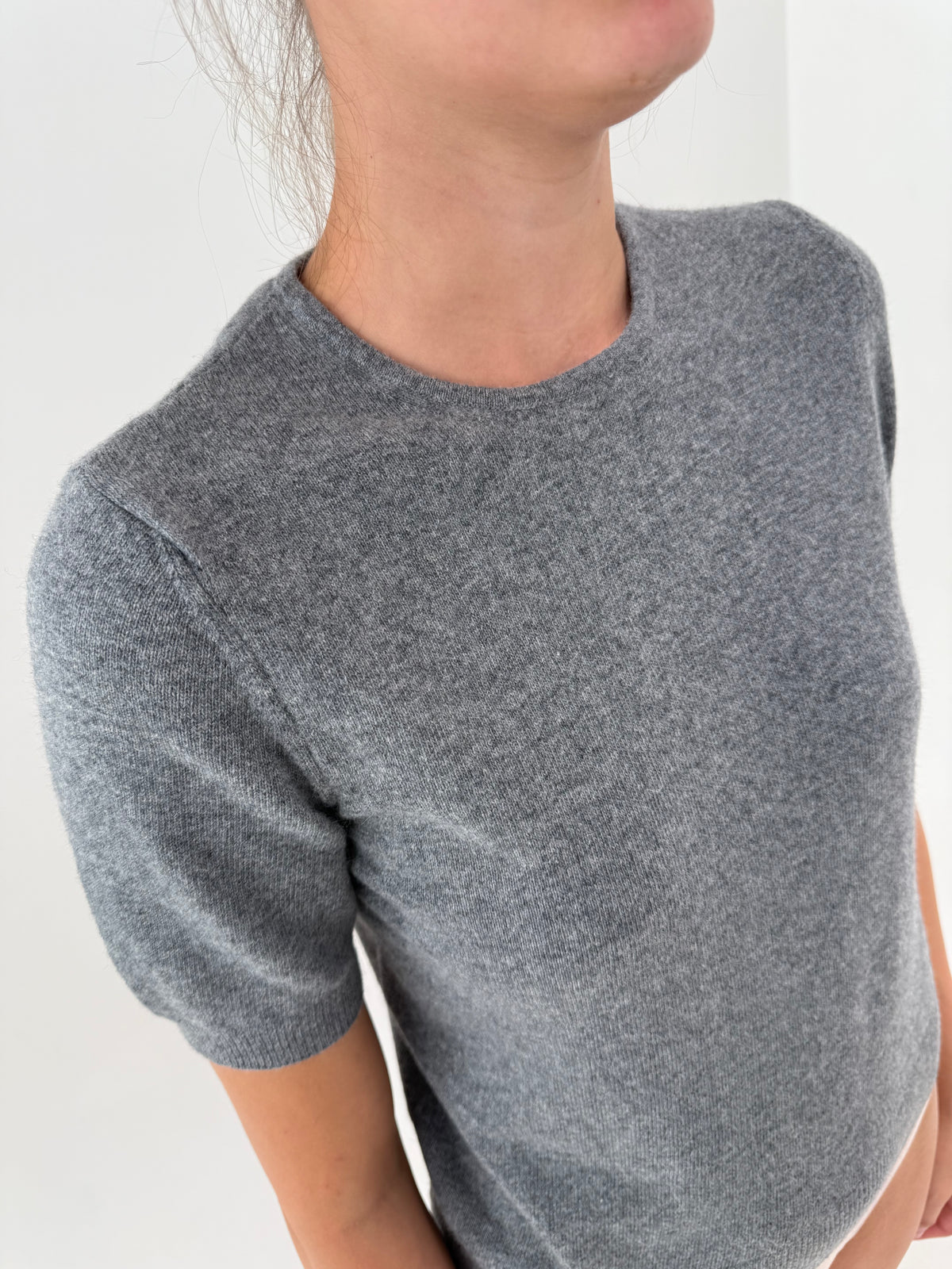 Tip gri melanj din tricot excepțional de lana extrafina și Angora crew neck