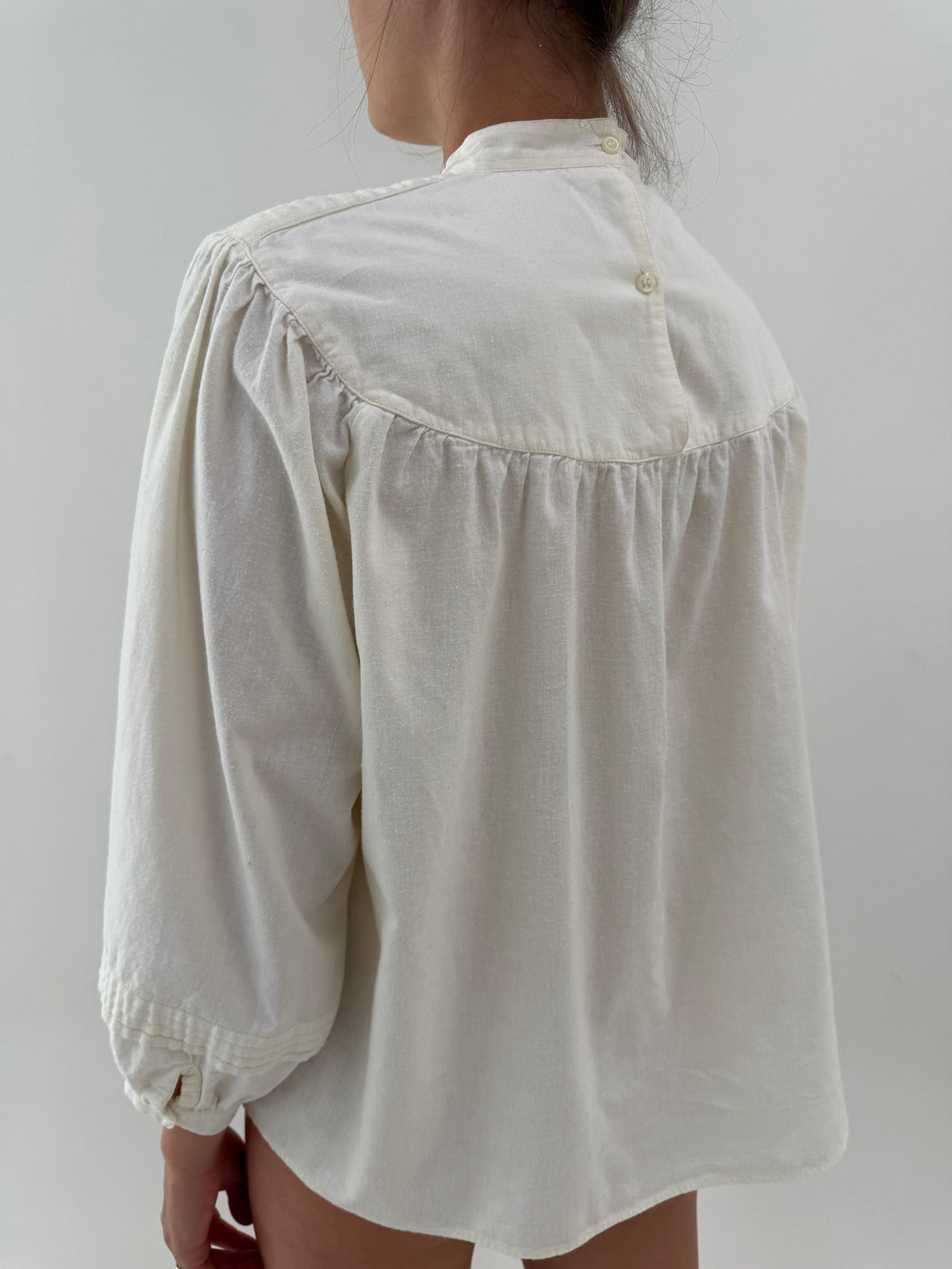 Cămașa vintage cu plastron amplă din bumbac excepțional moale