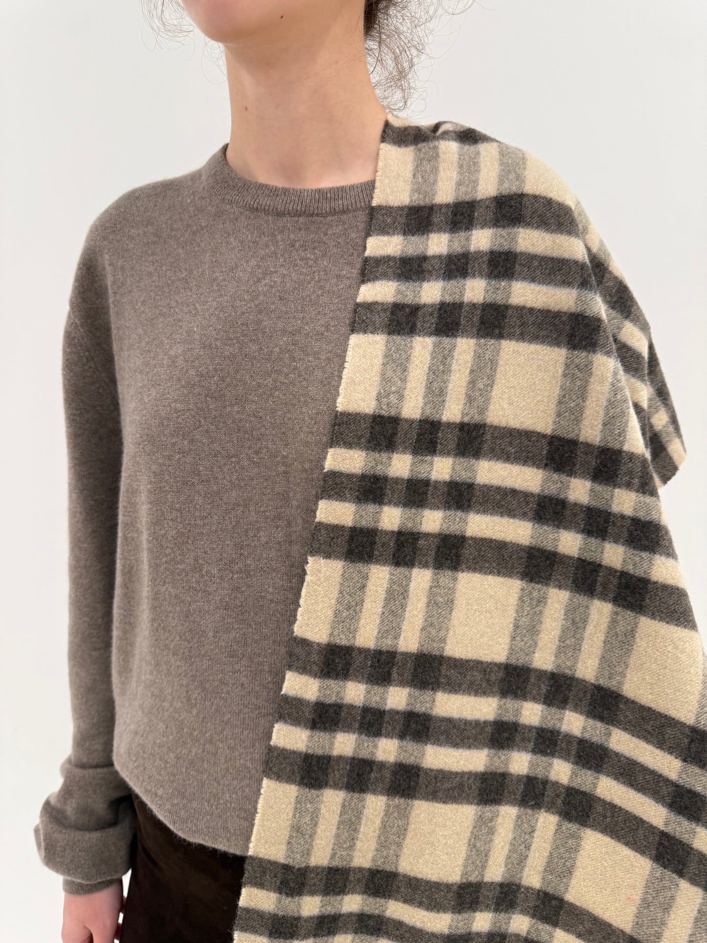 Fular XL în carouri nude și chocolate brown din lana extrafina și cașmir